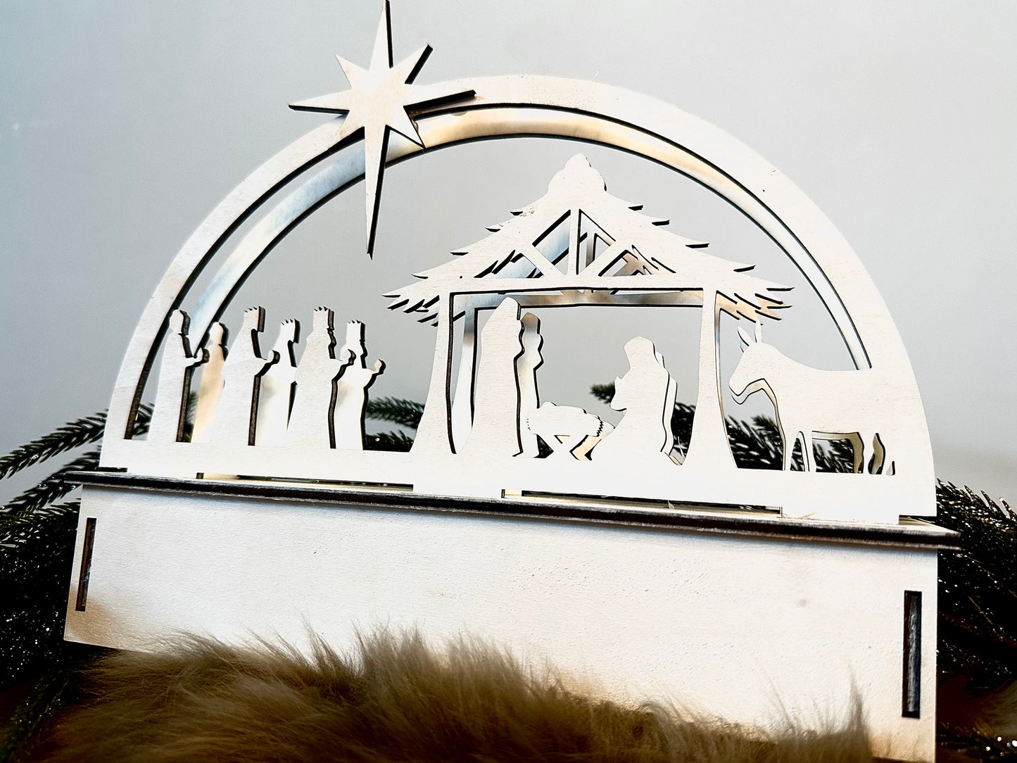 Moderne Krippe aus Pappelholz mit Lichterkette