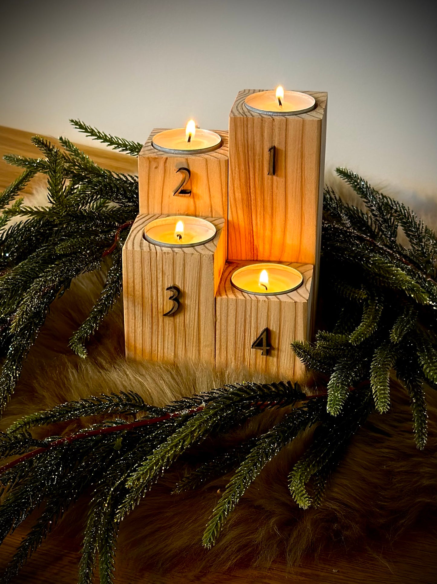 Minimalistischer Adventskranz aus Fichtenholz mit Nussbaum-Zahlen
