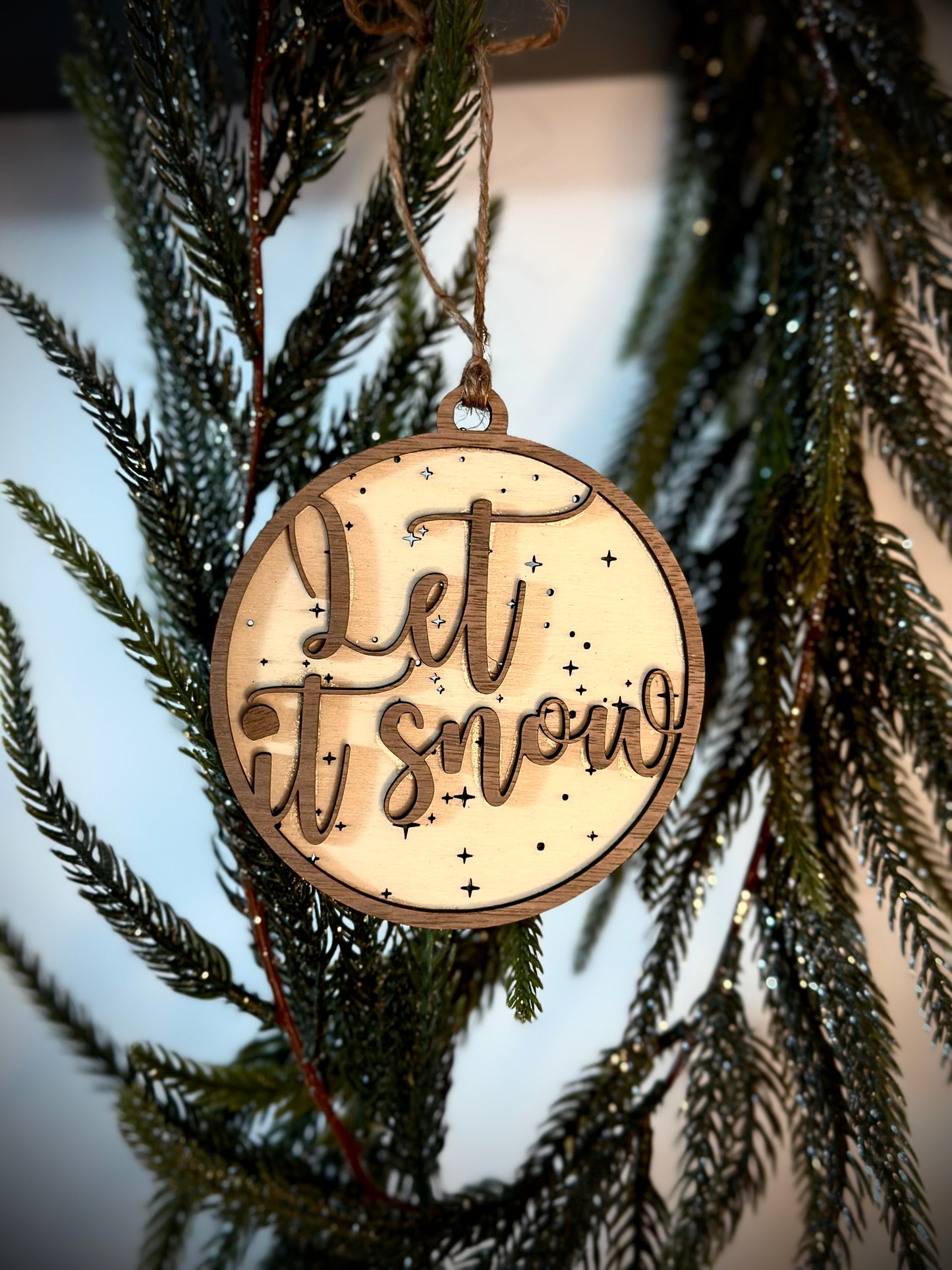 Festlicher Baumschmuck “Let It Snow” aus Holz