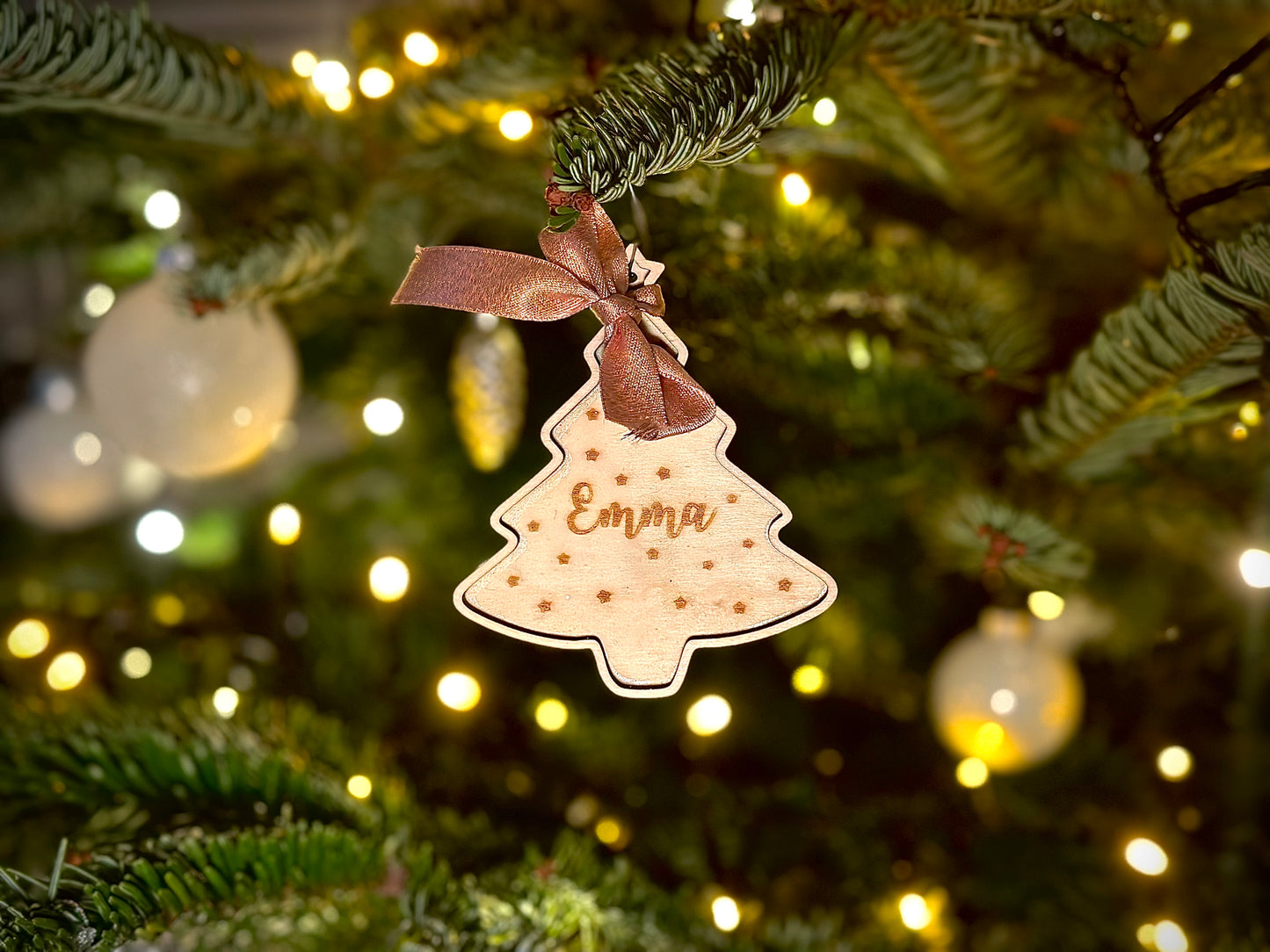 Personalisierter Geschenkanhänger „Tannenbaum“ aus Holz
