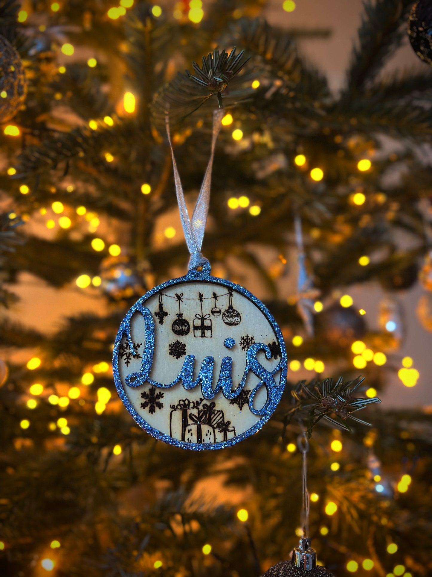 Personalisierter ‘Glitzerzauber’ Holzornament-Baumschmuck – Funkelnde Weihnachtsdekoration mit Gravur