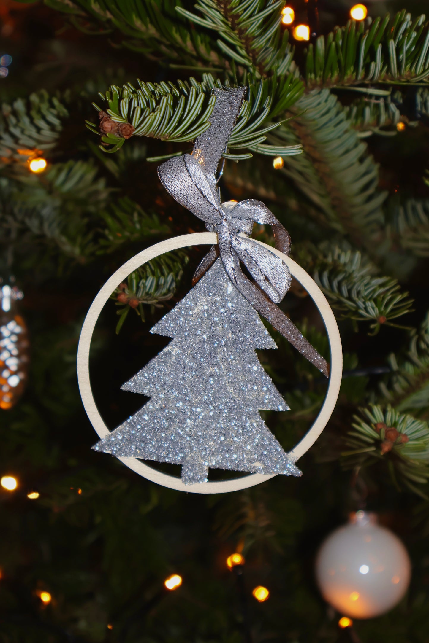 Handgefertigtes Tannenbaum-Ornament mit Glitzer – Festlicher Baumschmuck mit Silberband