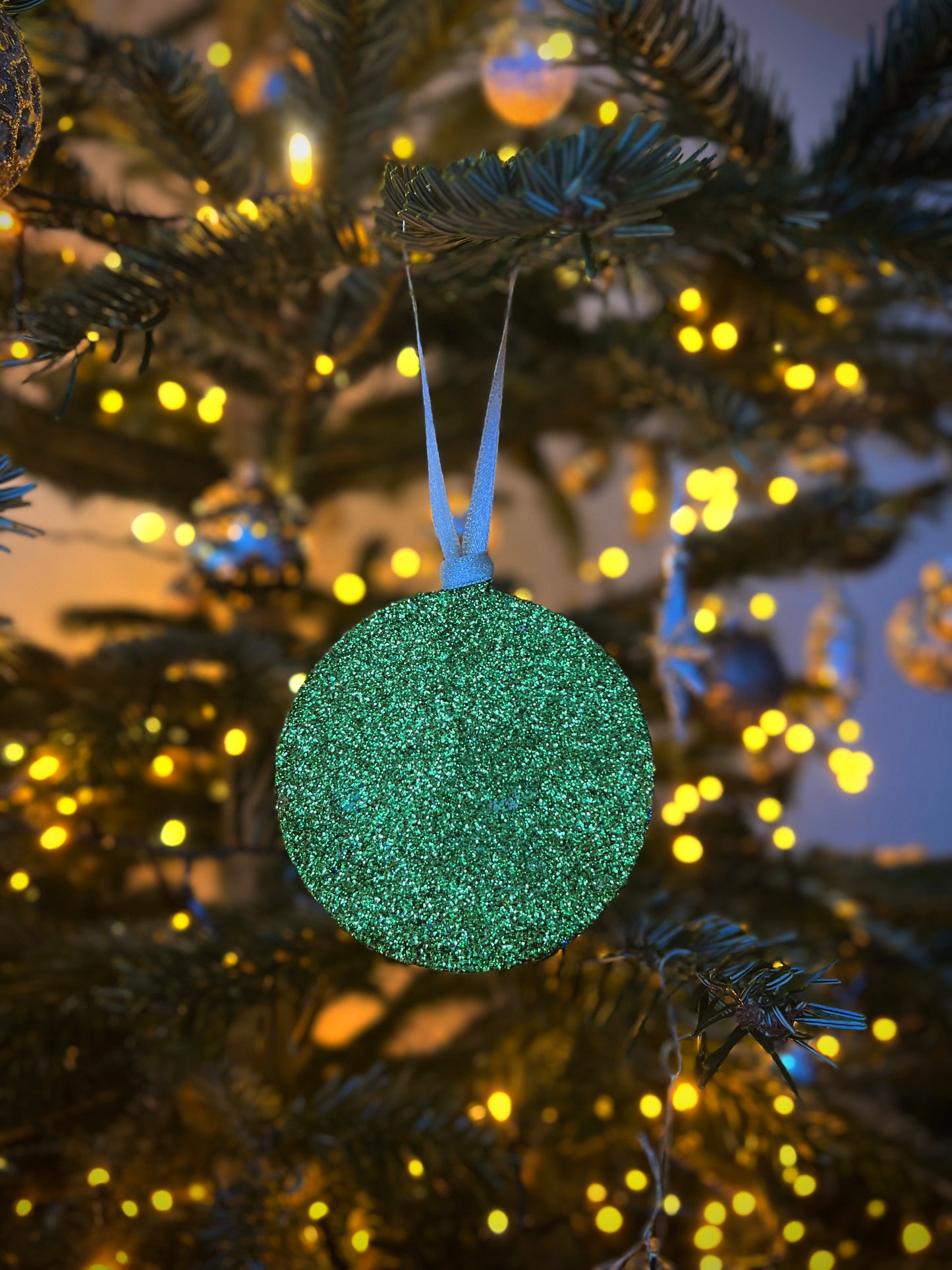 Personalisierter ‘Glitzerzauber’ Holzornament-Baumschmuck – Funkelnde Weihnachtsdekoration mit Gravur