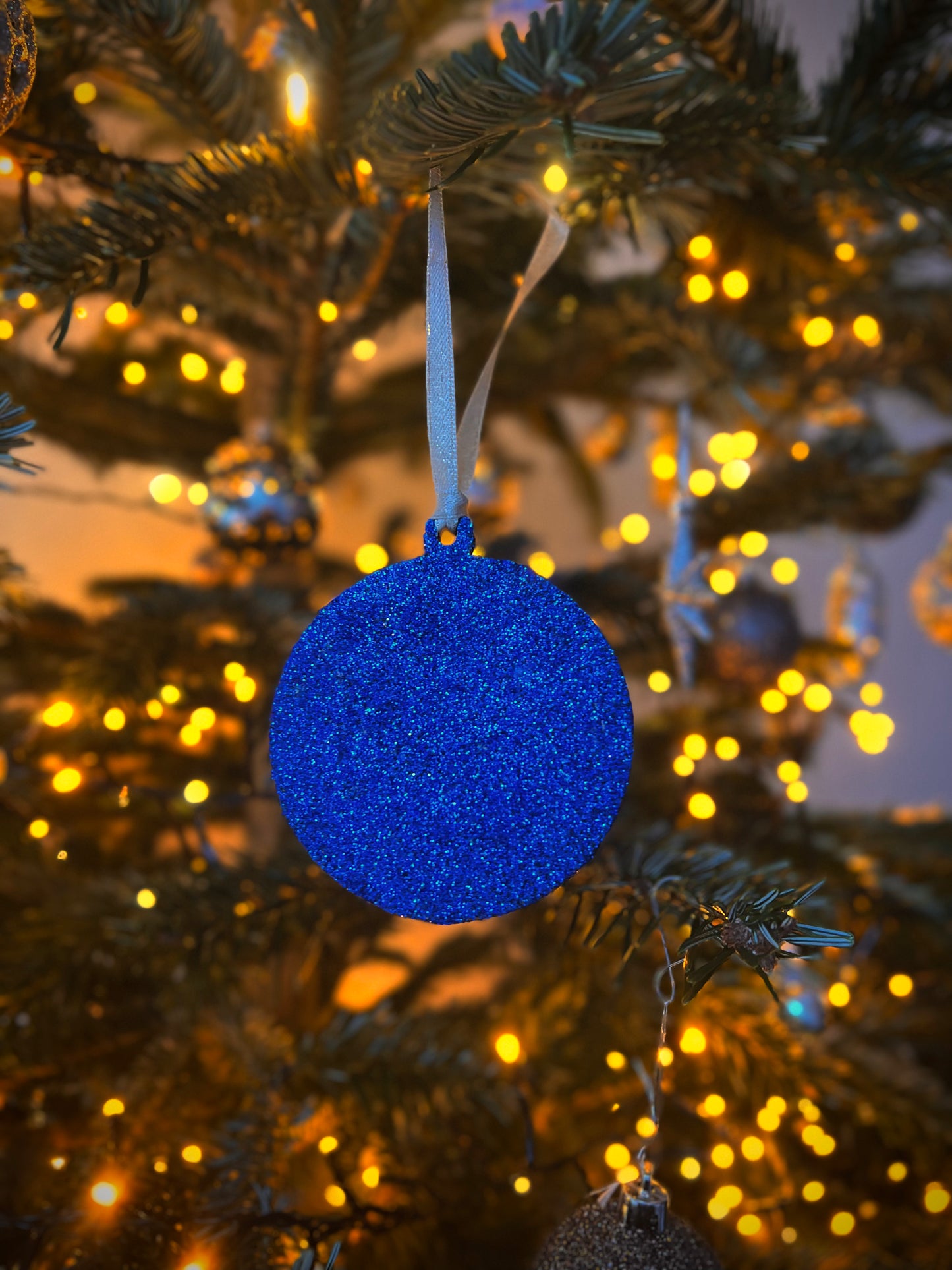 Personalisierter ‘Glitzerzauber’ Holzornament-Baumschmuck – Funkelnde Weihnachtsdekoration mit Gravur
