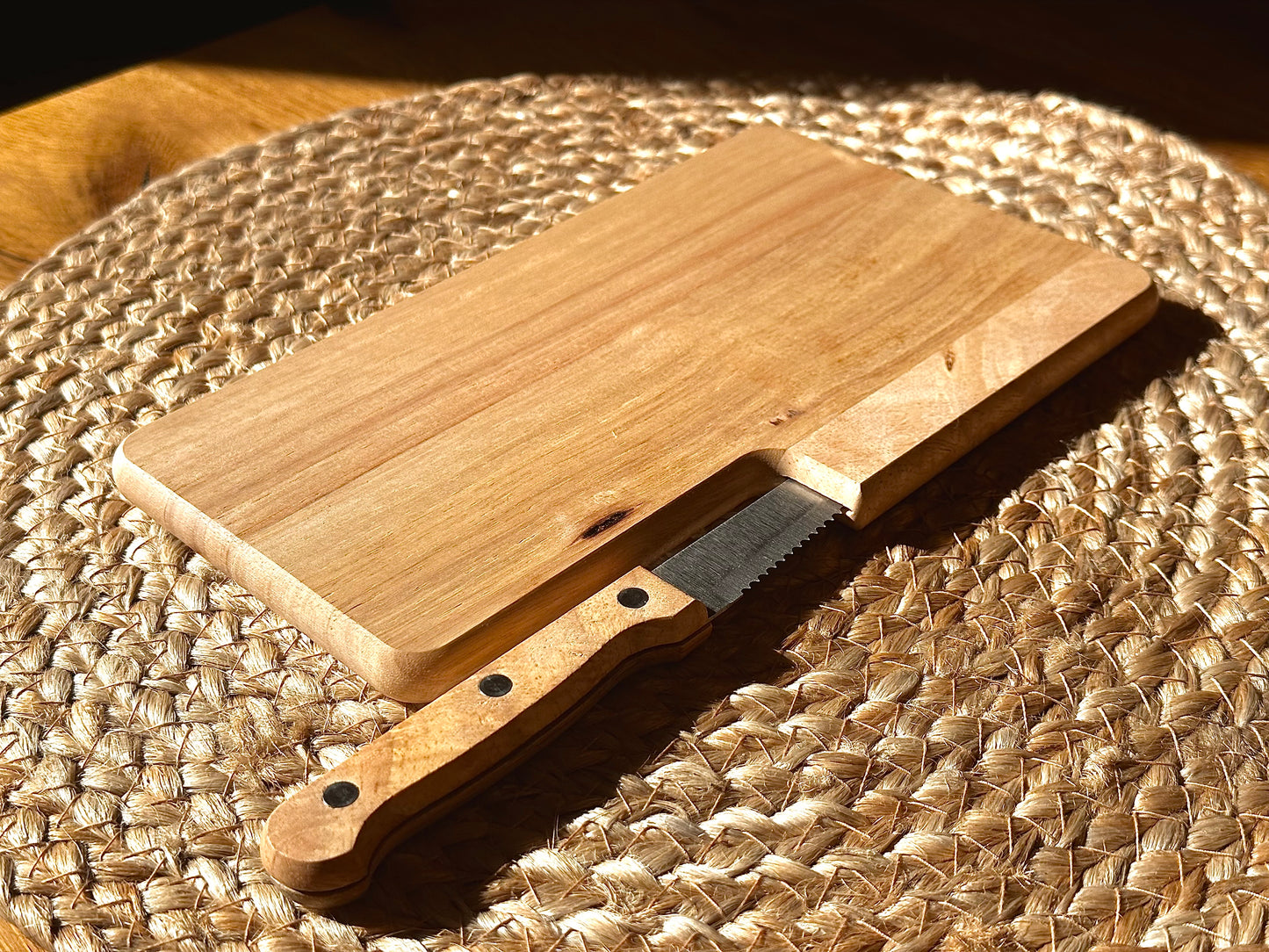 Brotzeitbrett mit integriertem Messer