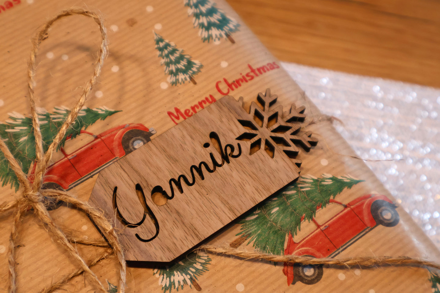 Personalisierter Geschenkanhänger aus Nuss-Pappel