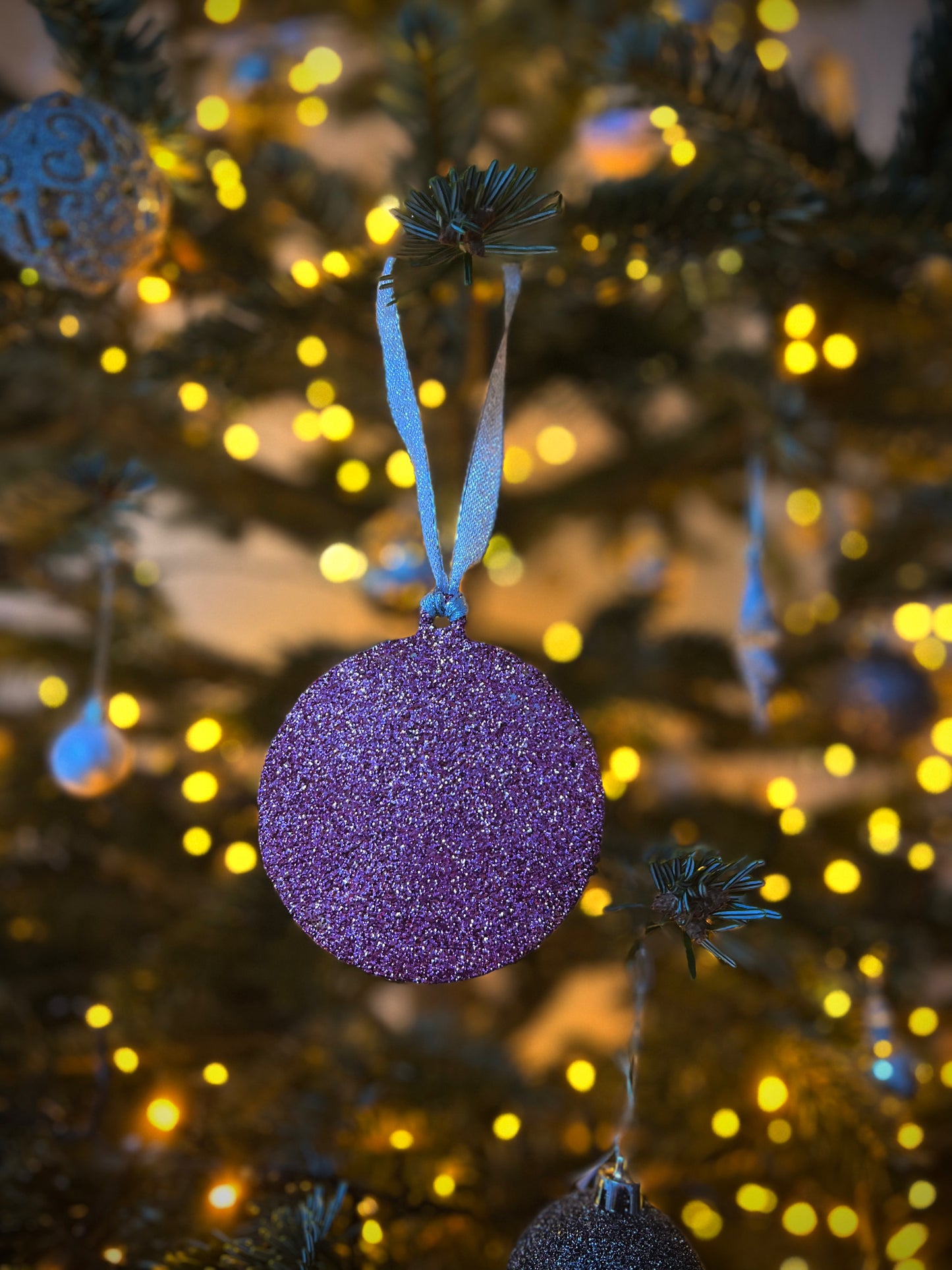 Personalisierter ‘Glitzerzauber’ Holzornament-Baumschmuck – Funkelnde Weihnachtsdekoration mit Gravur