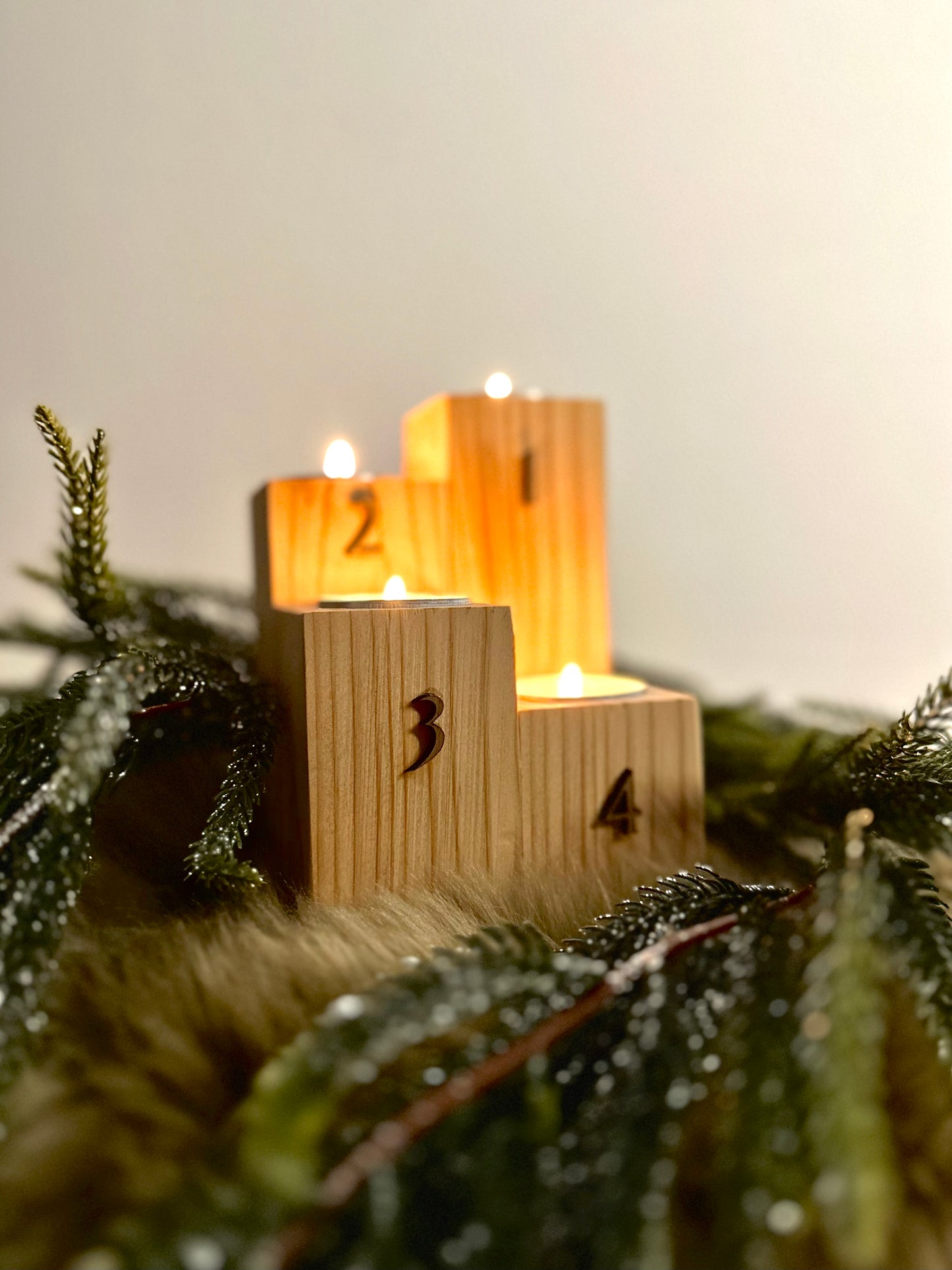 Minimalistischer Adventskranz aus Fichtenholz mit Nussbaum-Zahlen
