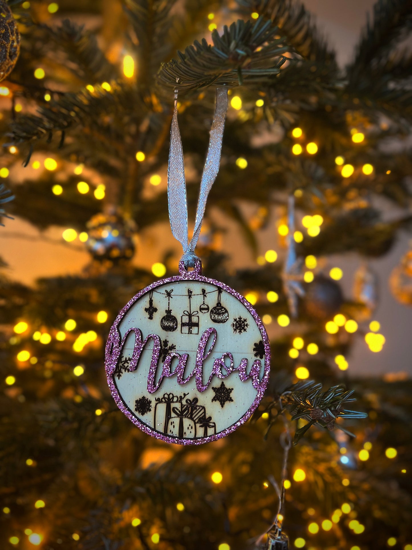 Personalisierter ‘Glitzerzauber’ Holzornament-Baumschmuck – Funkelnde Weihnachtsdekoration mit Gravur