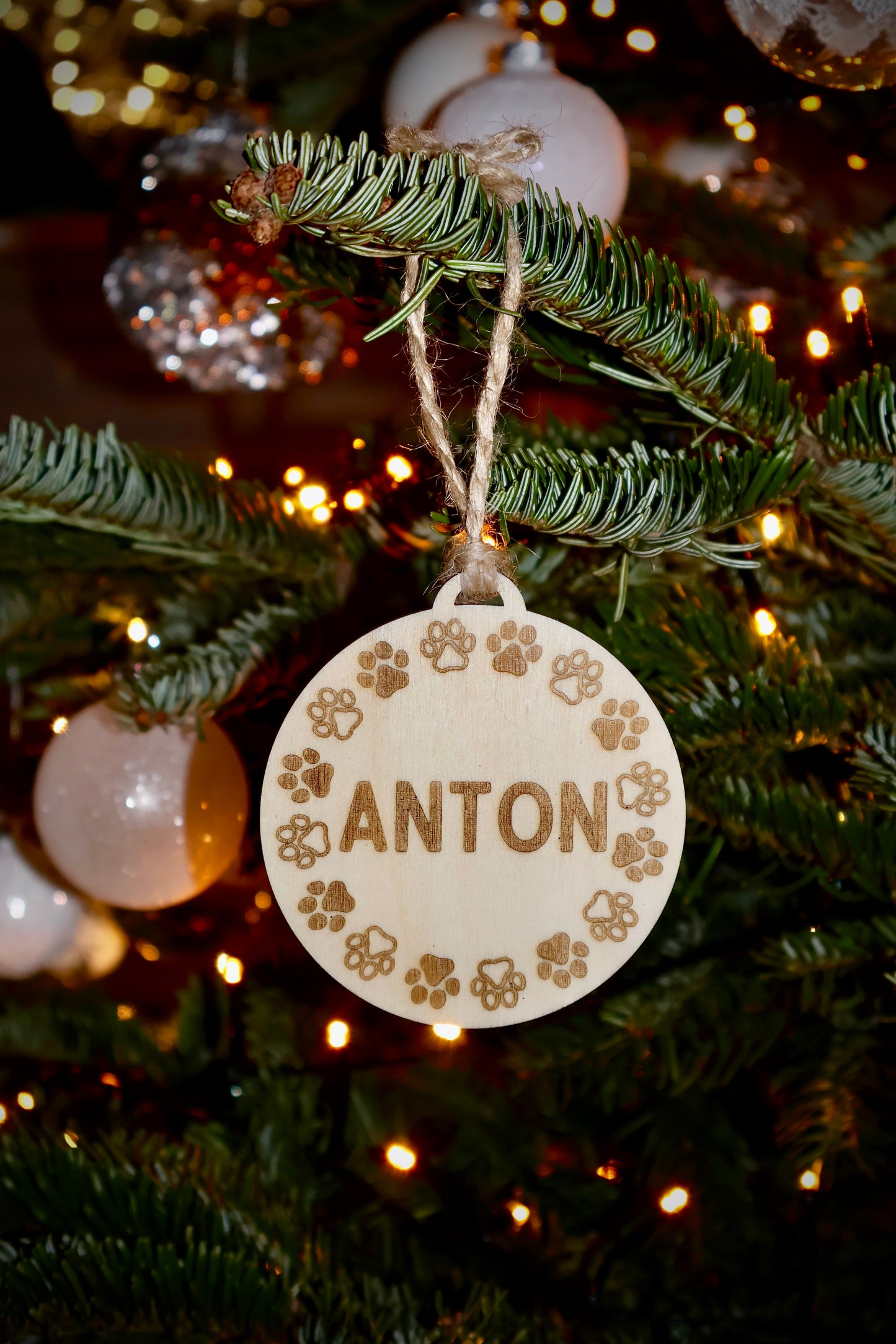 Personalisierter Holz-Baumschmuck mit Pfotenmotiv