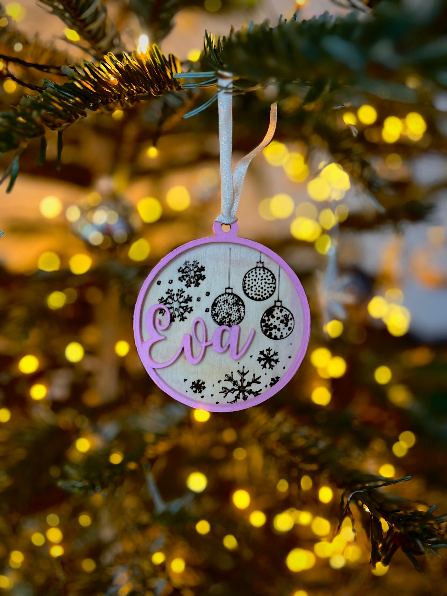 Personalisierter Holz-Weihnachtsschmuck mit Wunschname – Handgefertigt in Pink