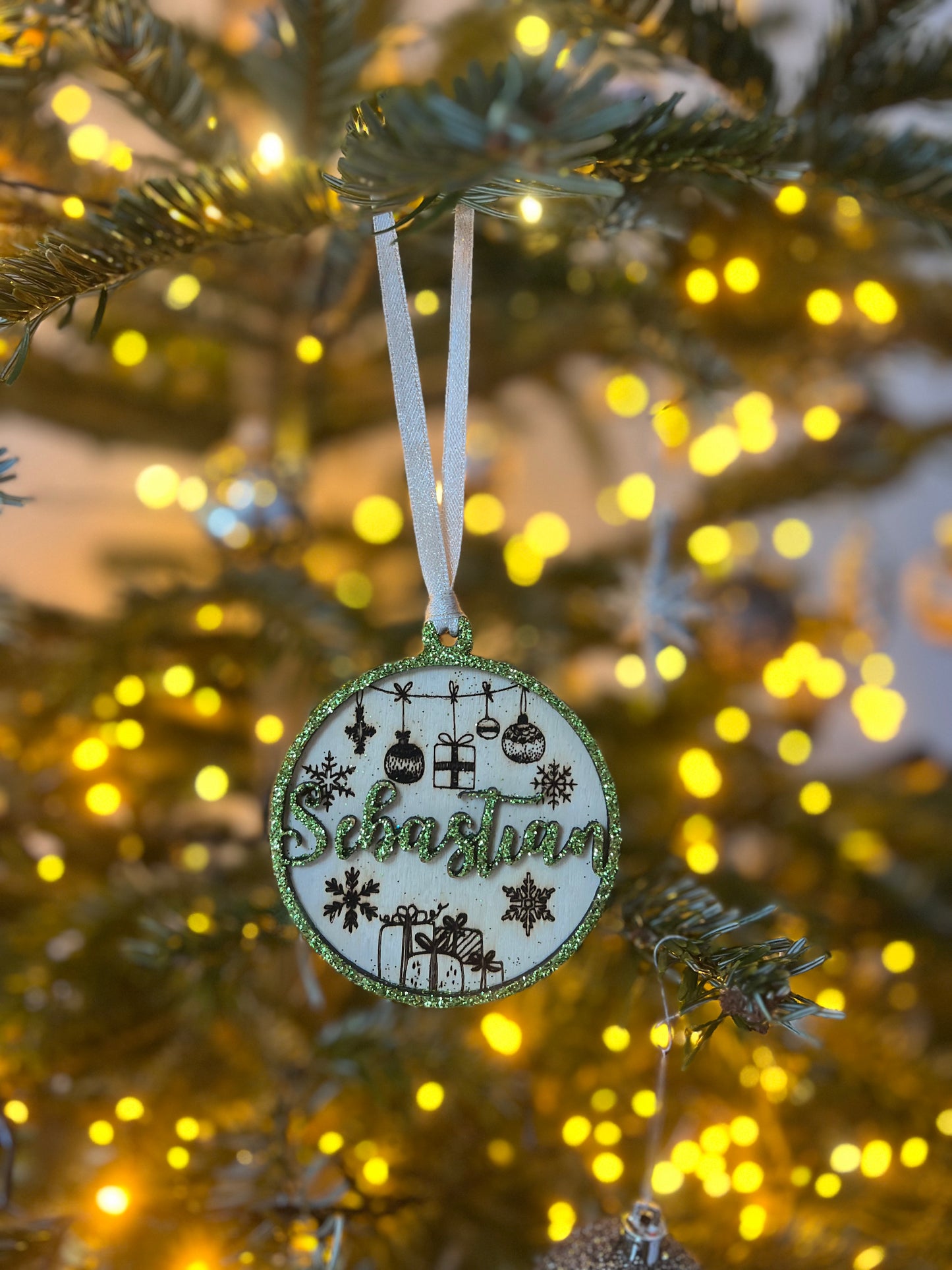 Personalisierter ‘Glitzerzauber’ Holzornament-Baumschmuck – Funkelnde Weihnachtsdekoration mit Gravur
