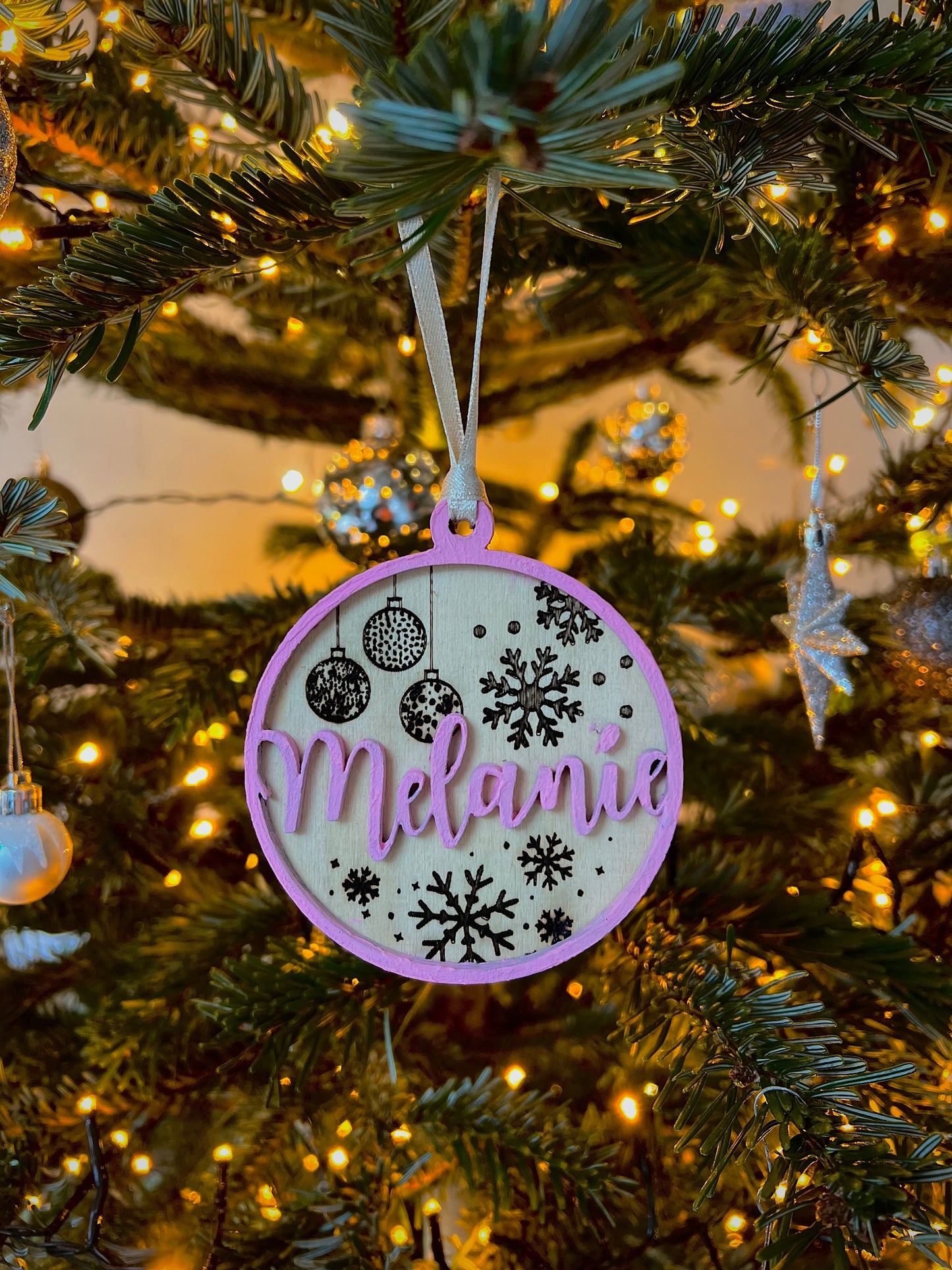 Personalisierter Holz-Weihnachtsschmuck mit Wunschname – Handgefertigt in Pink