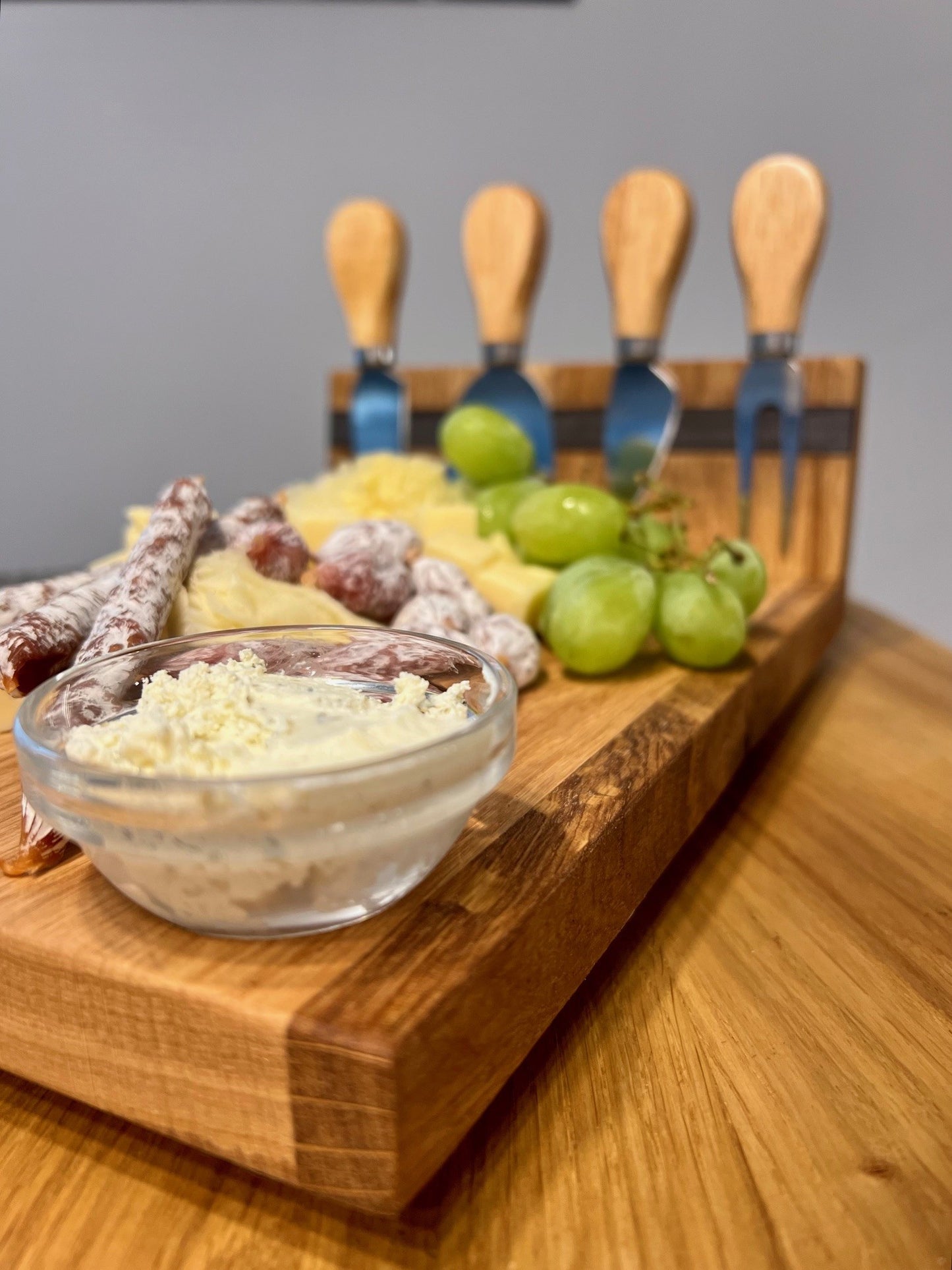 Käseplatte mit Käsemesser-Set