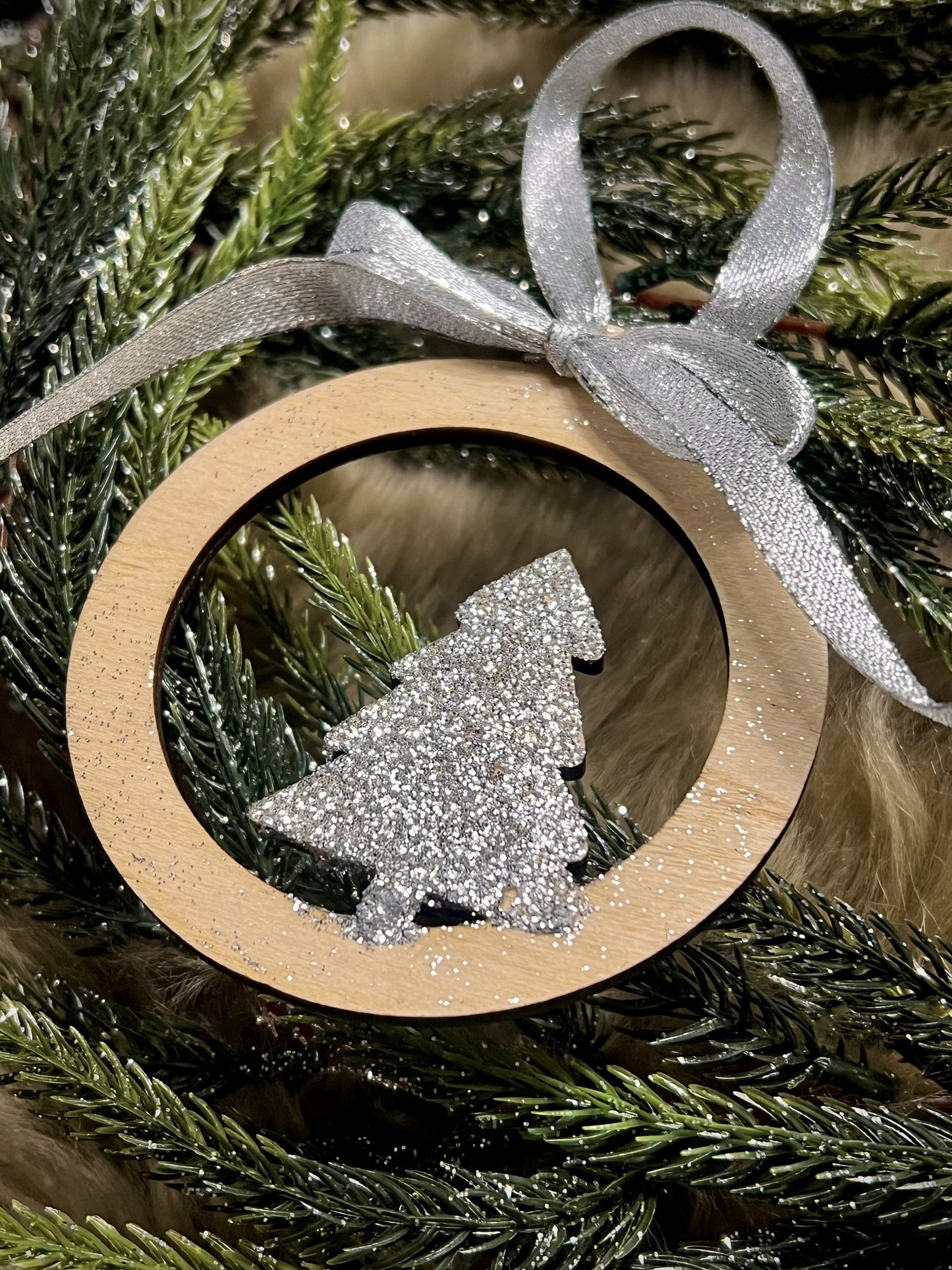 Handgefertigtes Tannenbaum-Ornament mit Glitzer – Festlicher Baumschmuck mit Silberband