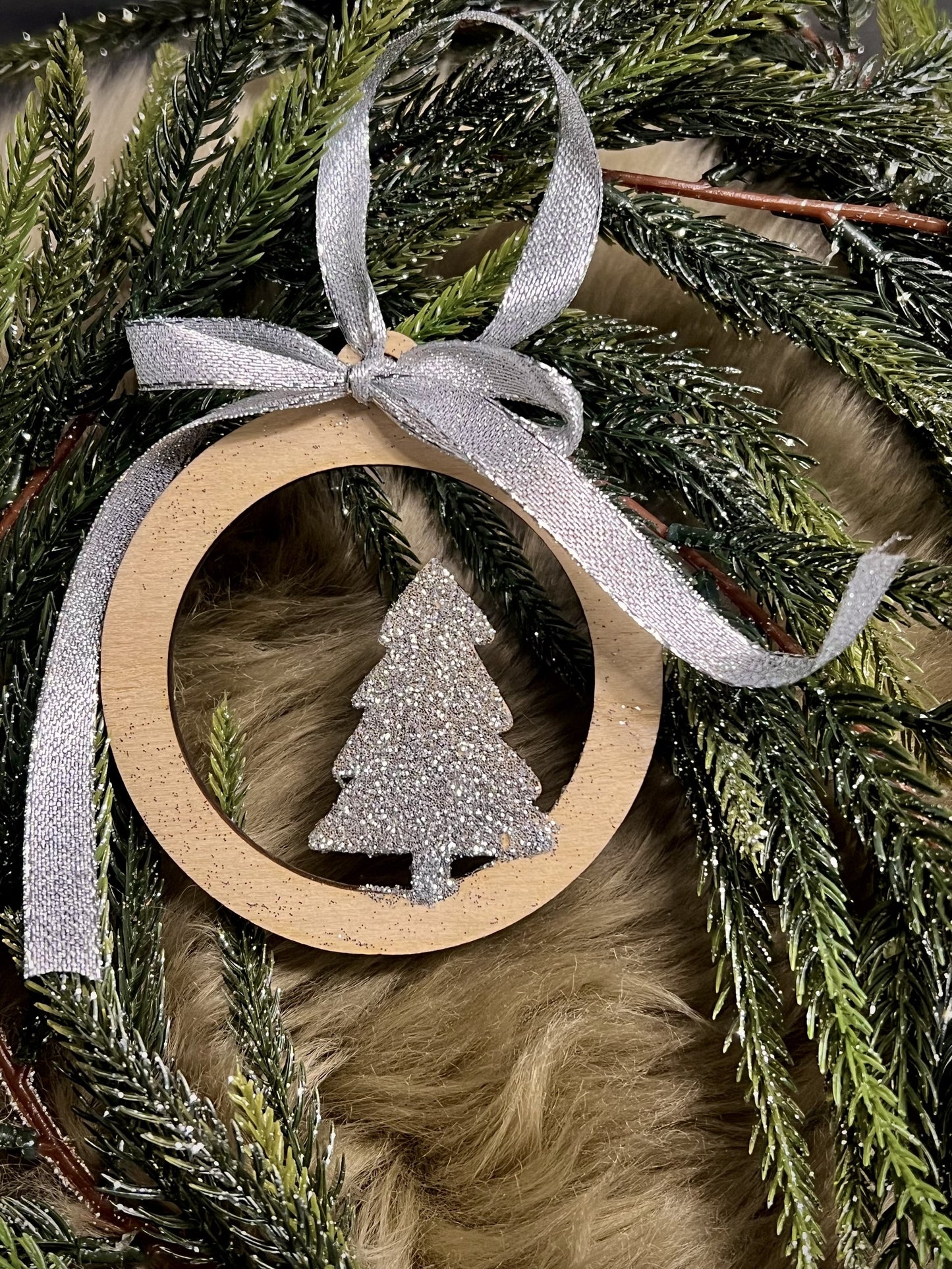 Handgefertigtes Tannenbaum-Ornament mit Glitzer – Festlicher Baumschmuck mit Silberband