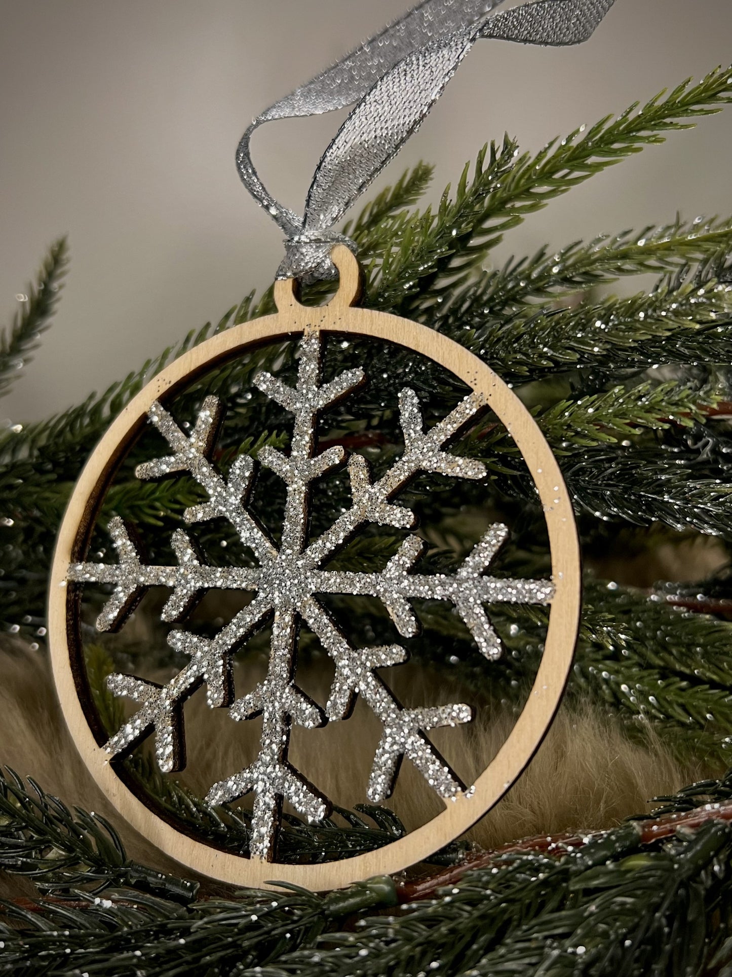 Holzornament Schneeflocke mit Glitzer – Weihnachtsbaumschmuck mit Silberband