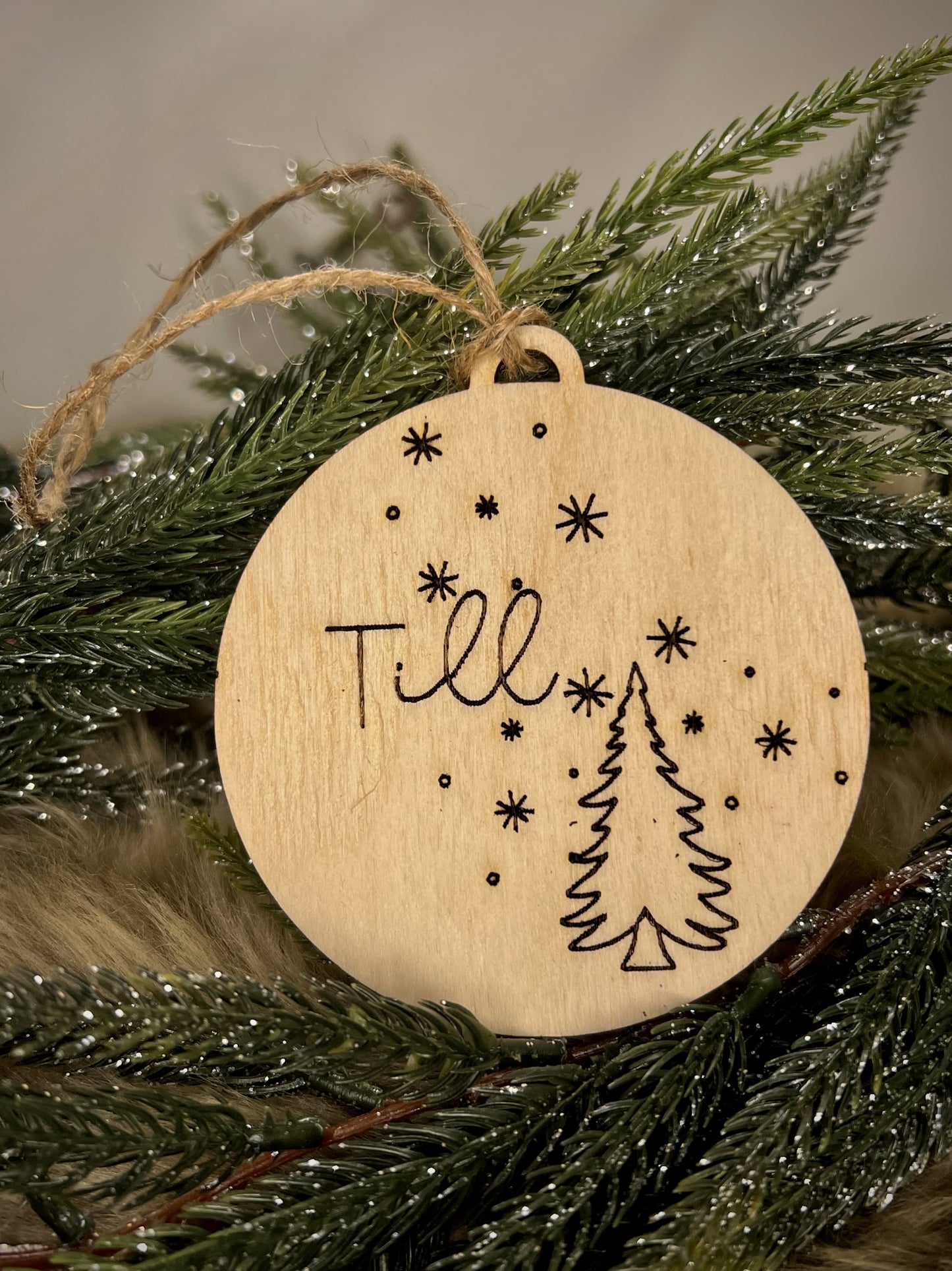 Personalisierter Holz-Baumschmuck mit Gravur – Individueller Weihnachtsschmuck