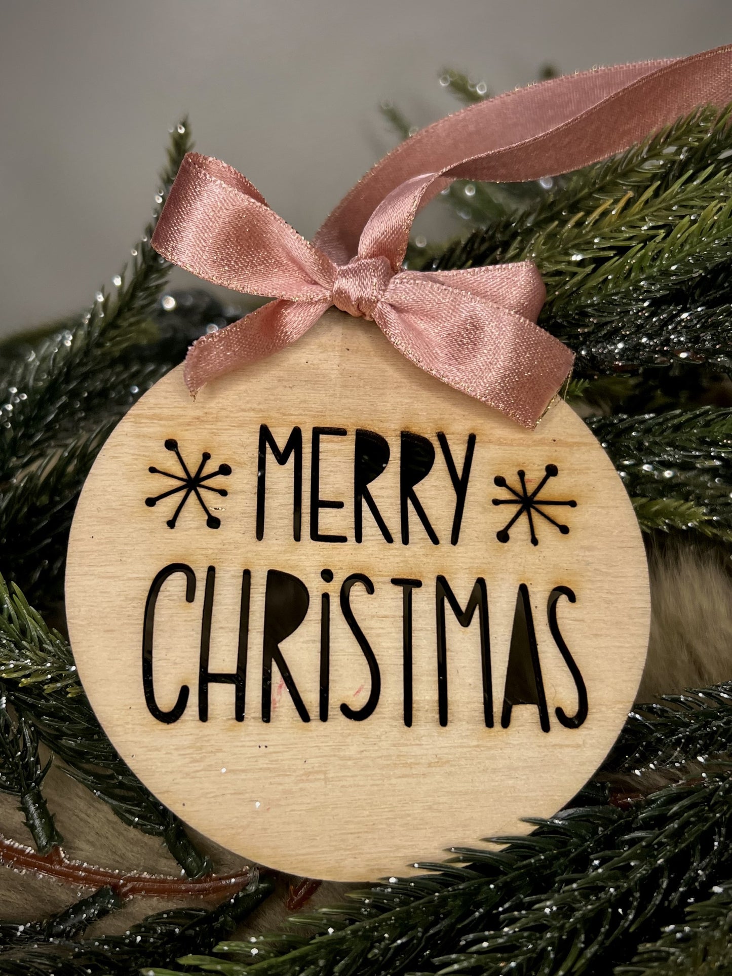 Handgefertigter Holz-Baumschmuck “Merry Christmas”