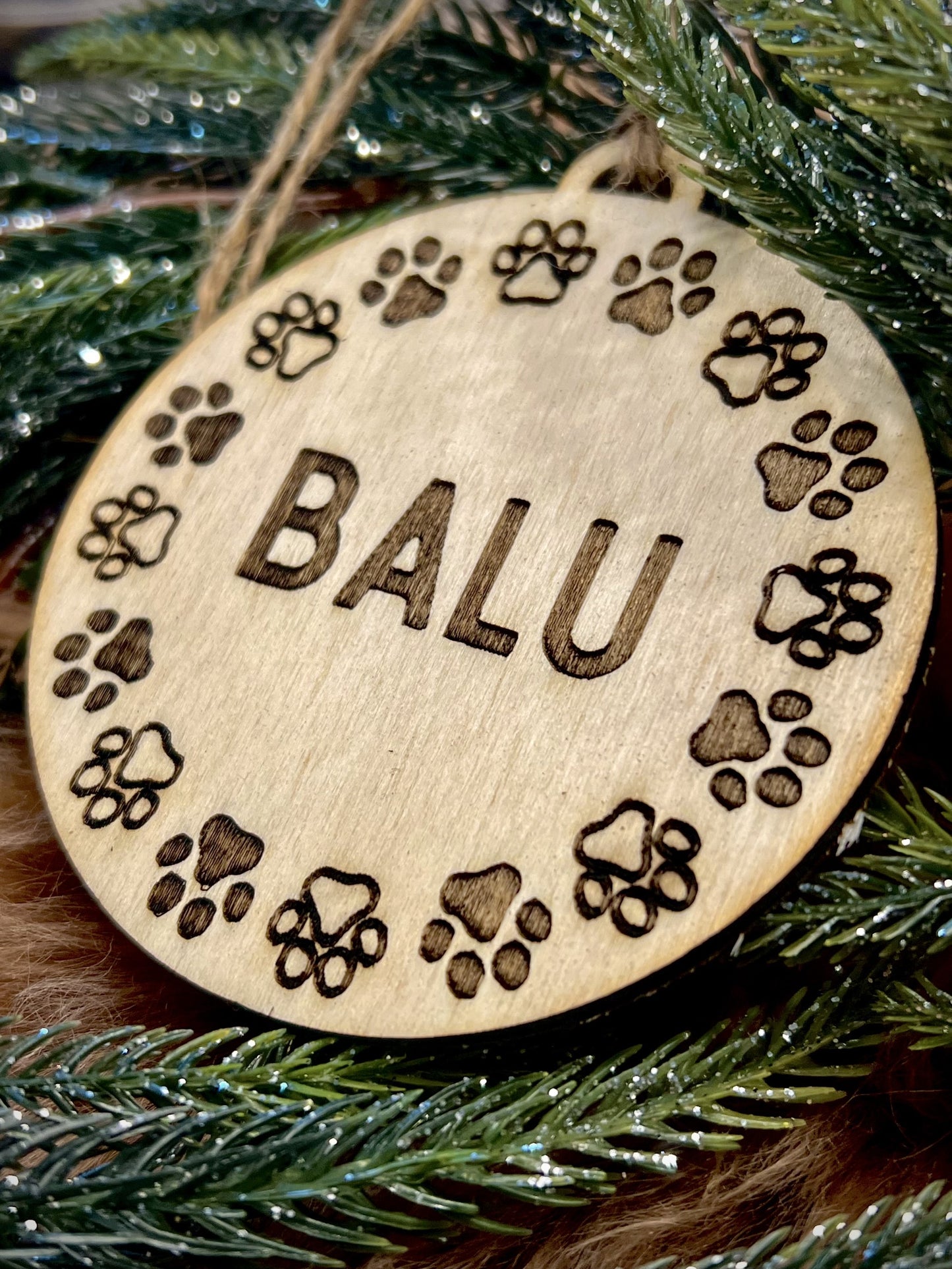 Personalisierter Holz-Baumschmuck mit Pfotenmotiv