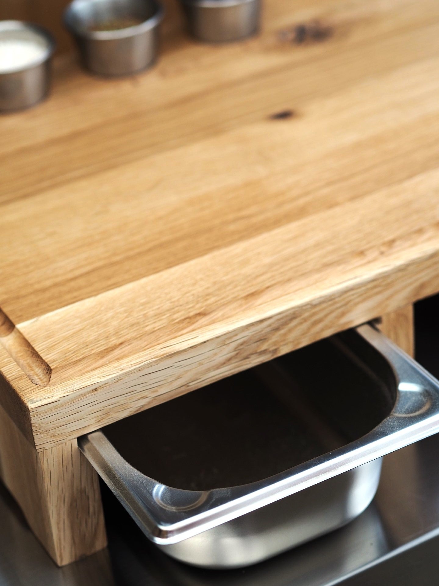 Küchenstation aus Holz mit Edelstahl-Behältern