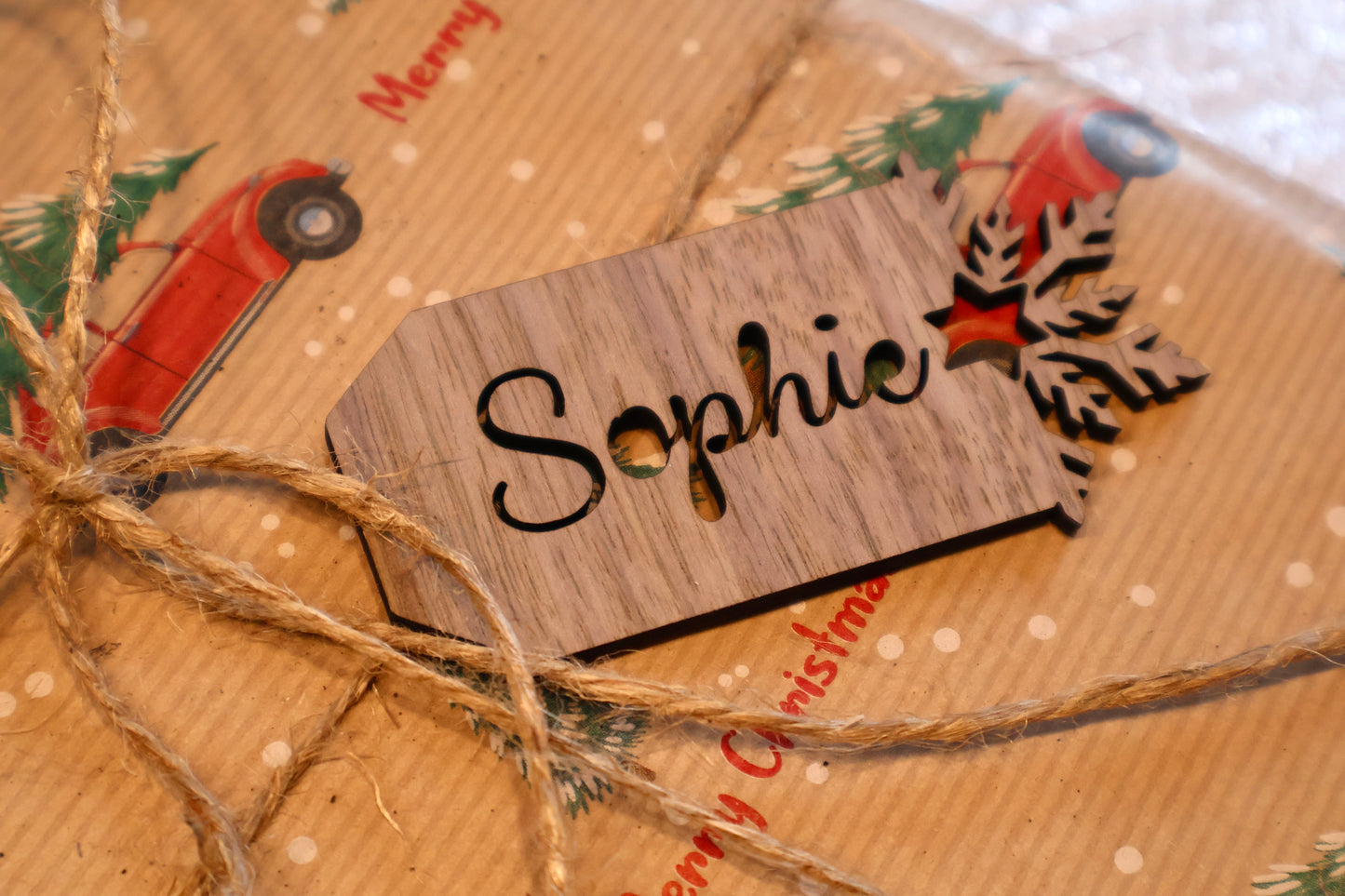 Personalisierter Geschenkanhänger aus Nuss-Pappel