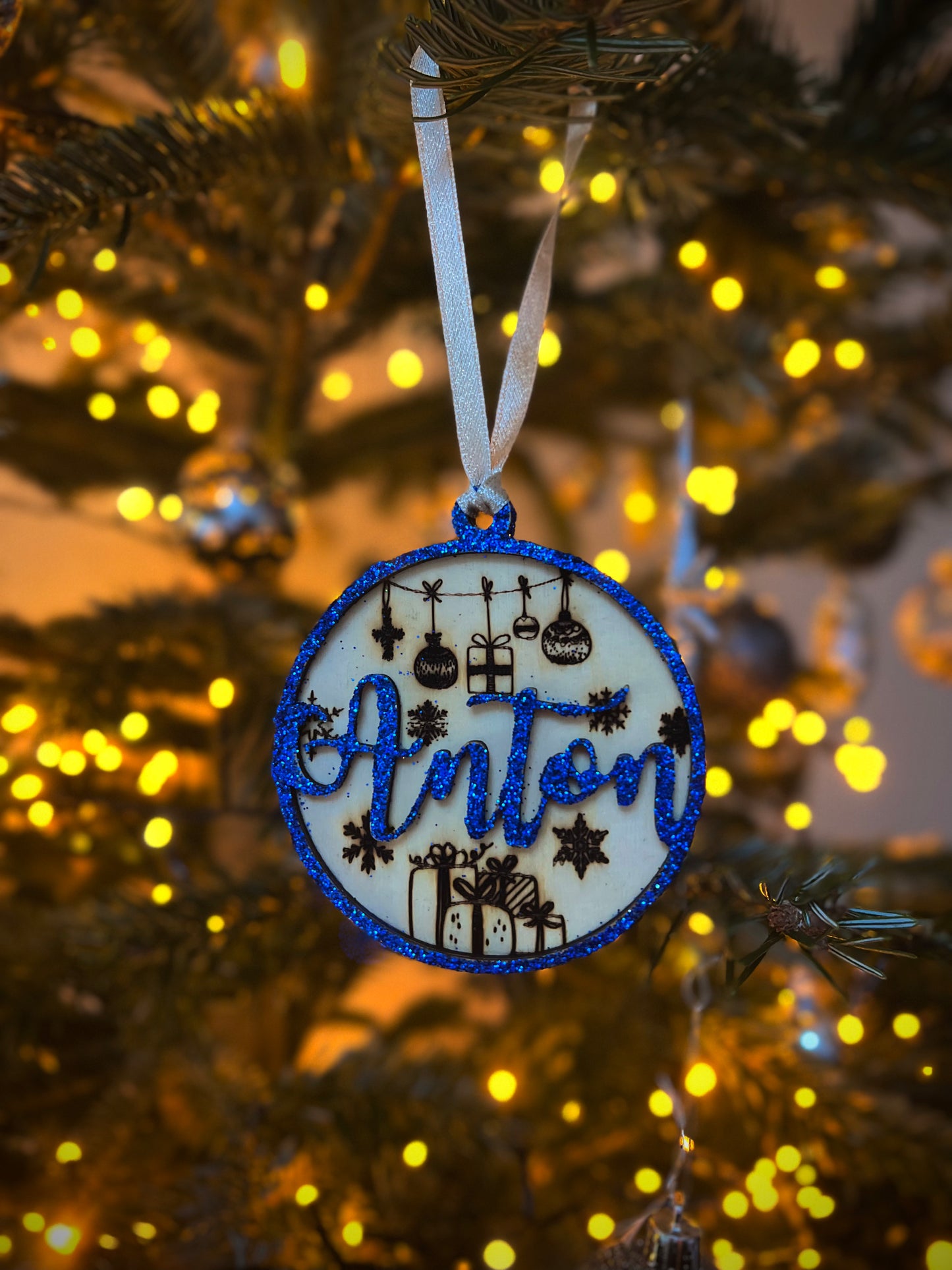 Personalisierter ‘Glitzerzauber’ Holzornament-Baumschmuck – Funkelnde Weihnachtsdekoration mit Gravur