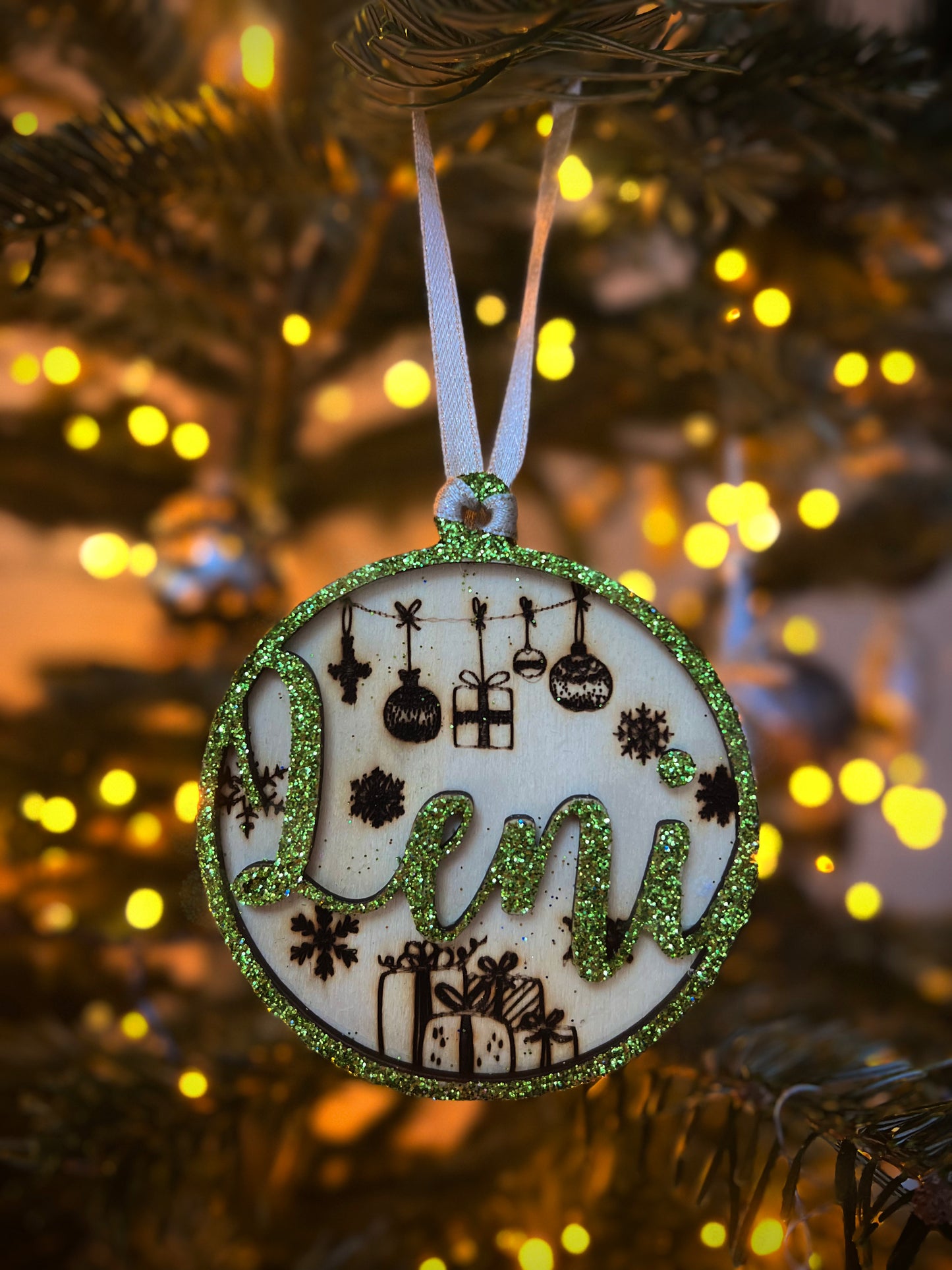 Personalisierter ‘Glitzerzauber’ Holzornament-Baumschmuck – Funkelnde Weihnachtsdekoration mit Gravur