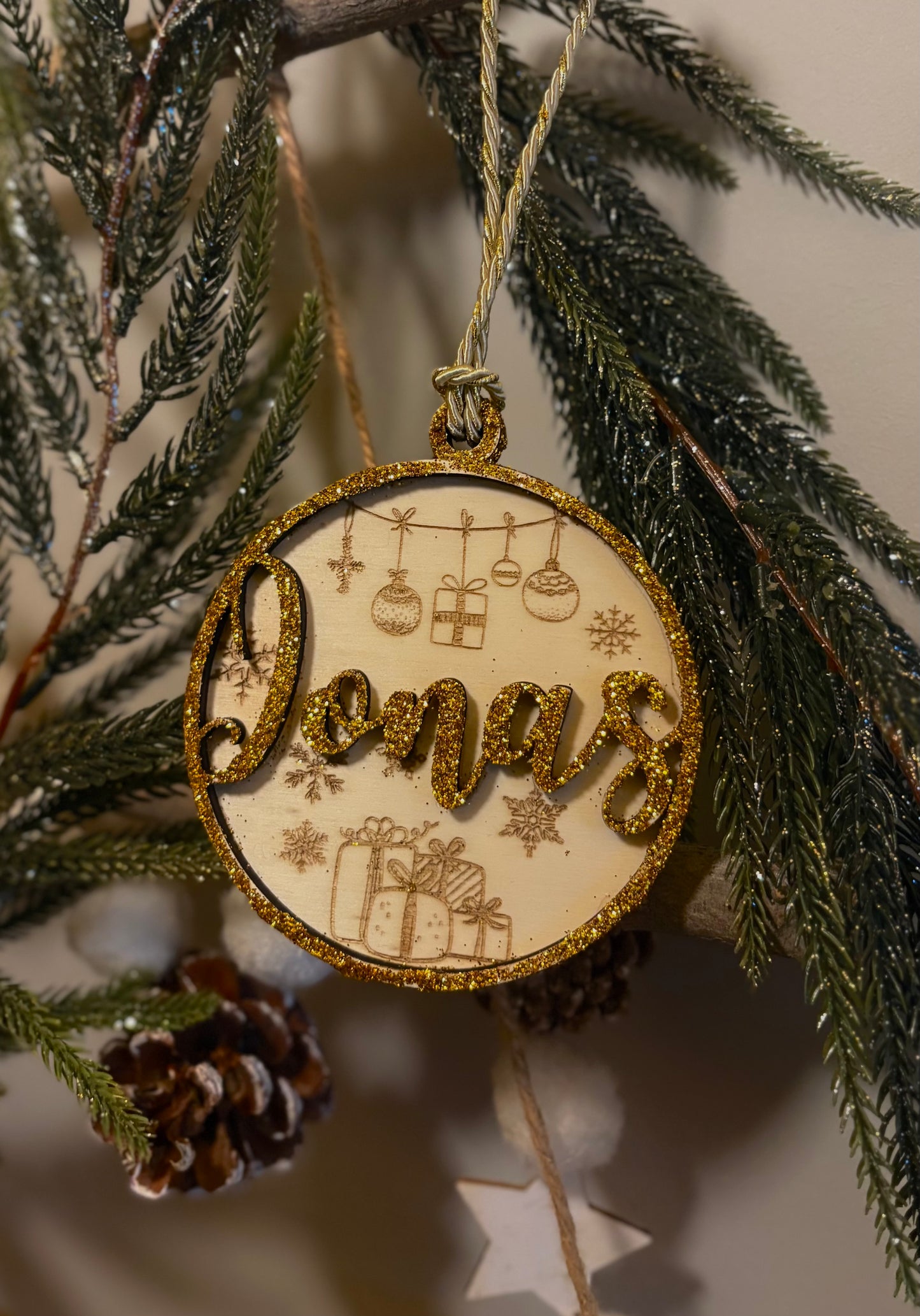 Personalisierter ‘Glitzerzauber’ Holzornament-Baumschmuck – Funkelnde Weihnachtsdekoration mit Gravur