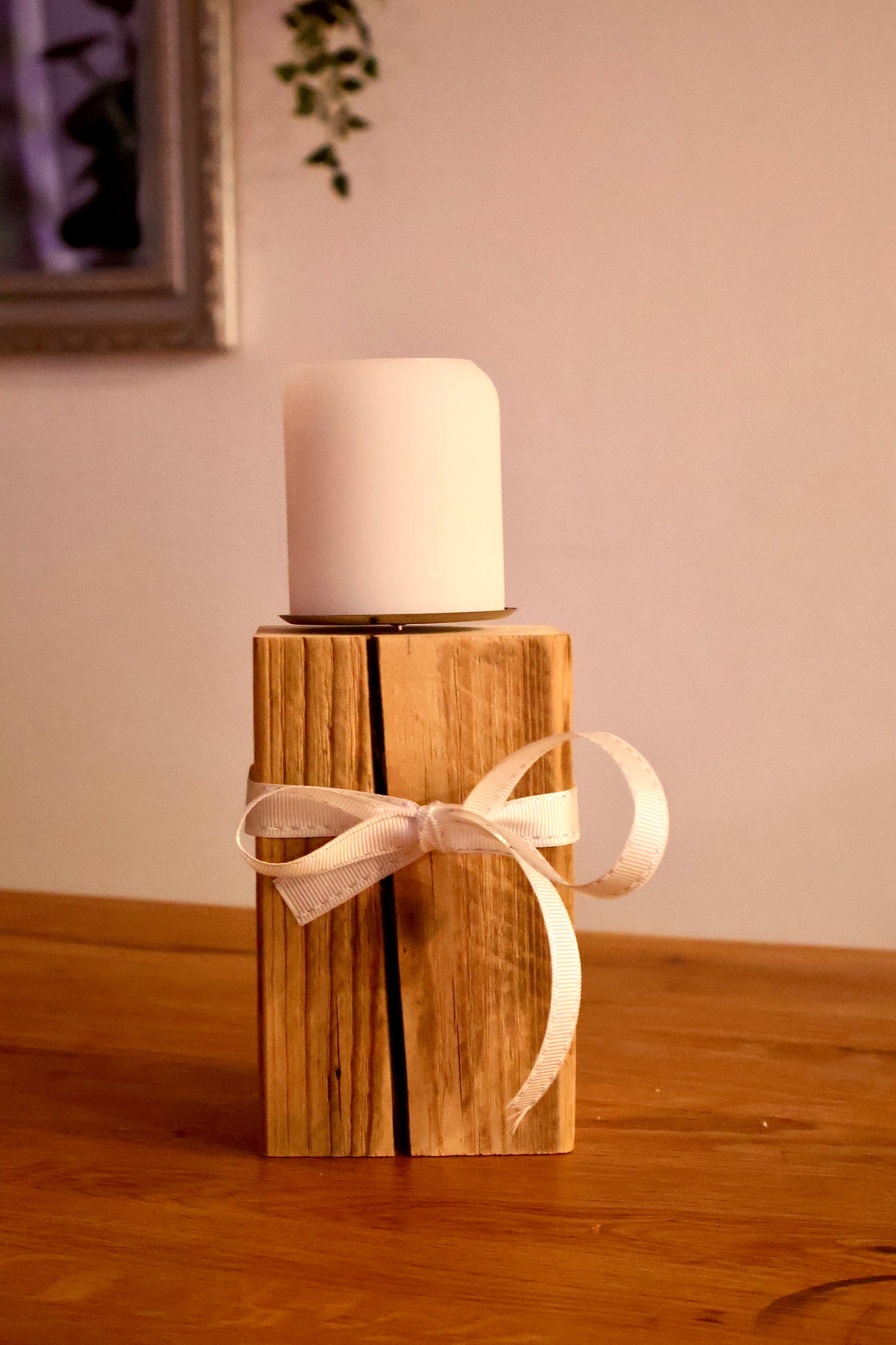 Rustikaler Kerzenhalter aus Altholz