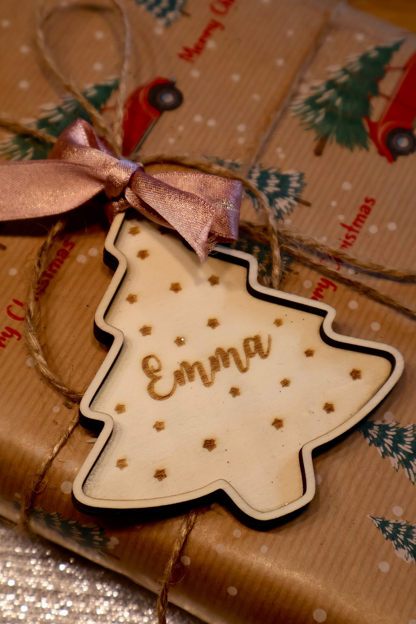 Personalisierter Geschenkanhänger „Tannenbaum“ aus Holz