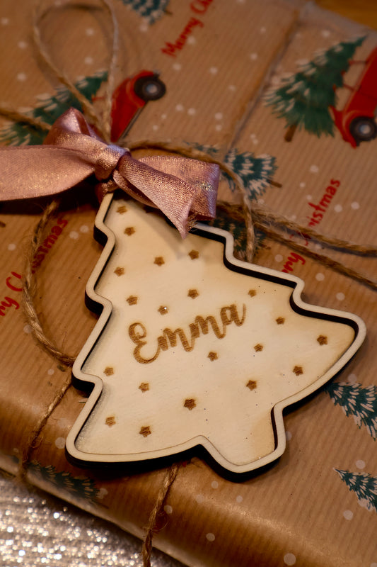 Personalisierter Geschenkanhänger „Tannenbaum“ aus Holz