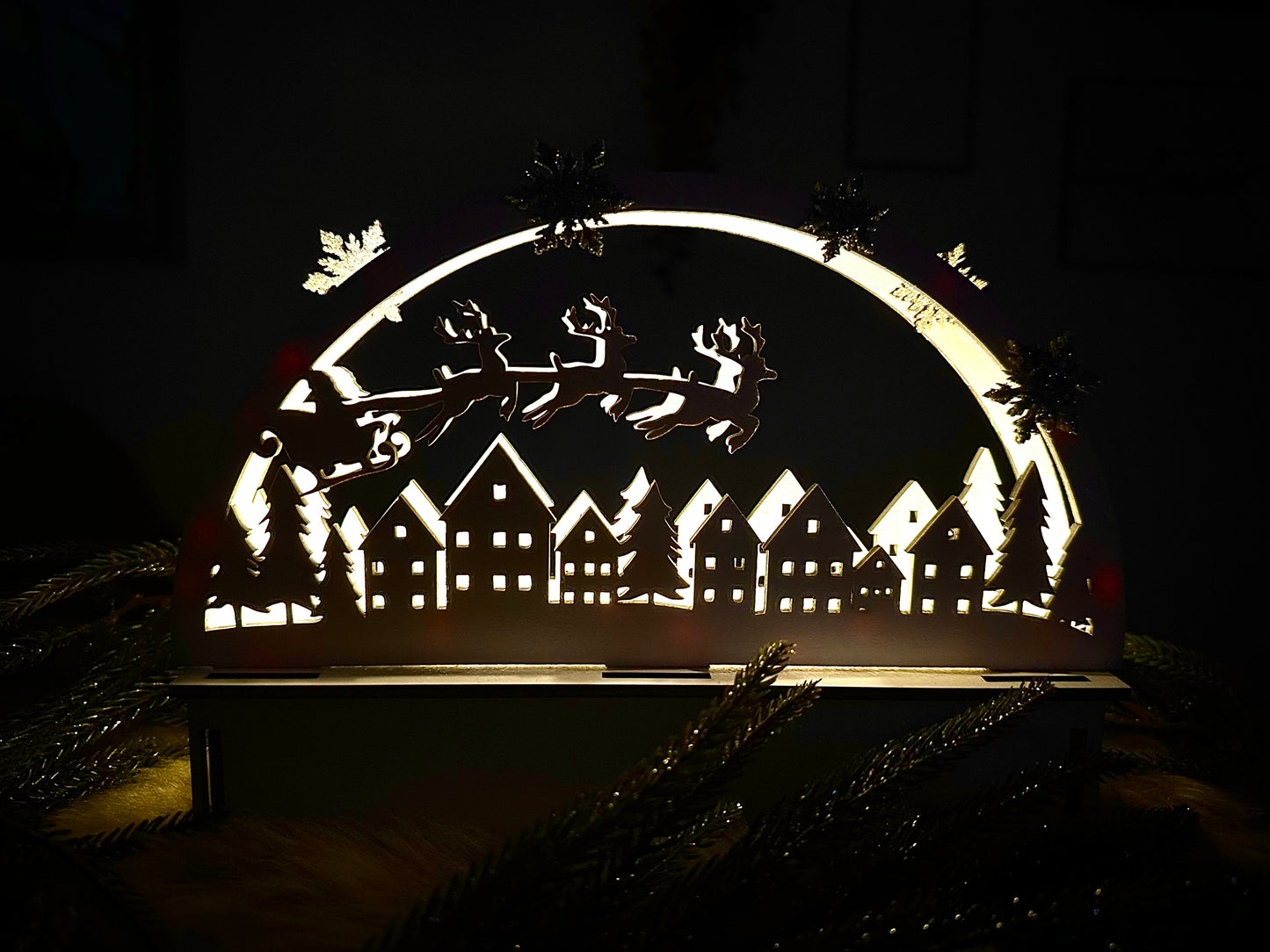 Leuchtende Holz-Weihnachtsstadt mit Glitzerschneeflocken – Stilvolle Deko für die Festtage
