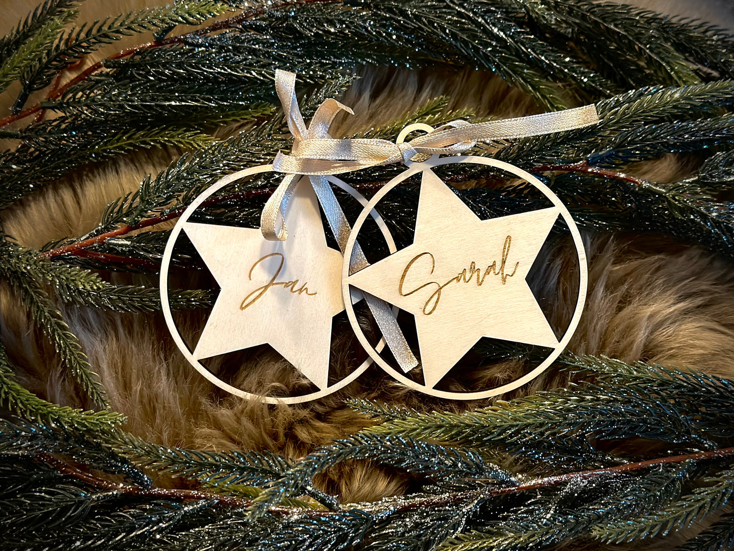 Individueller Baumschmuck aus Pappelholz – Stern mit eingraviertem Wunschnamen
