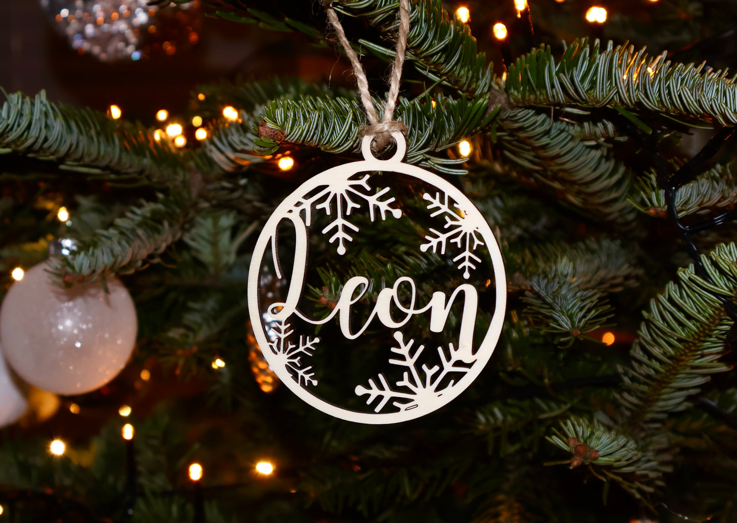 Personalisierter Holzbaumschmuck mit Schneeflocken-Design – Individueller Weihnachtsanhänger mit Gravur