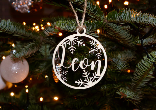 Personalisierter Holzbaumschmuck mit Schneeflocken-Design – Individueller Weihnachtsanhänger mit Gravur