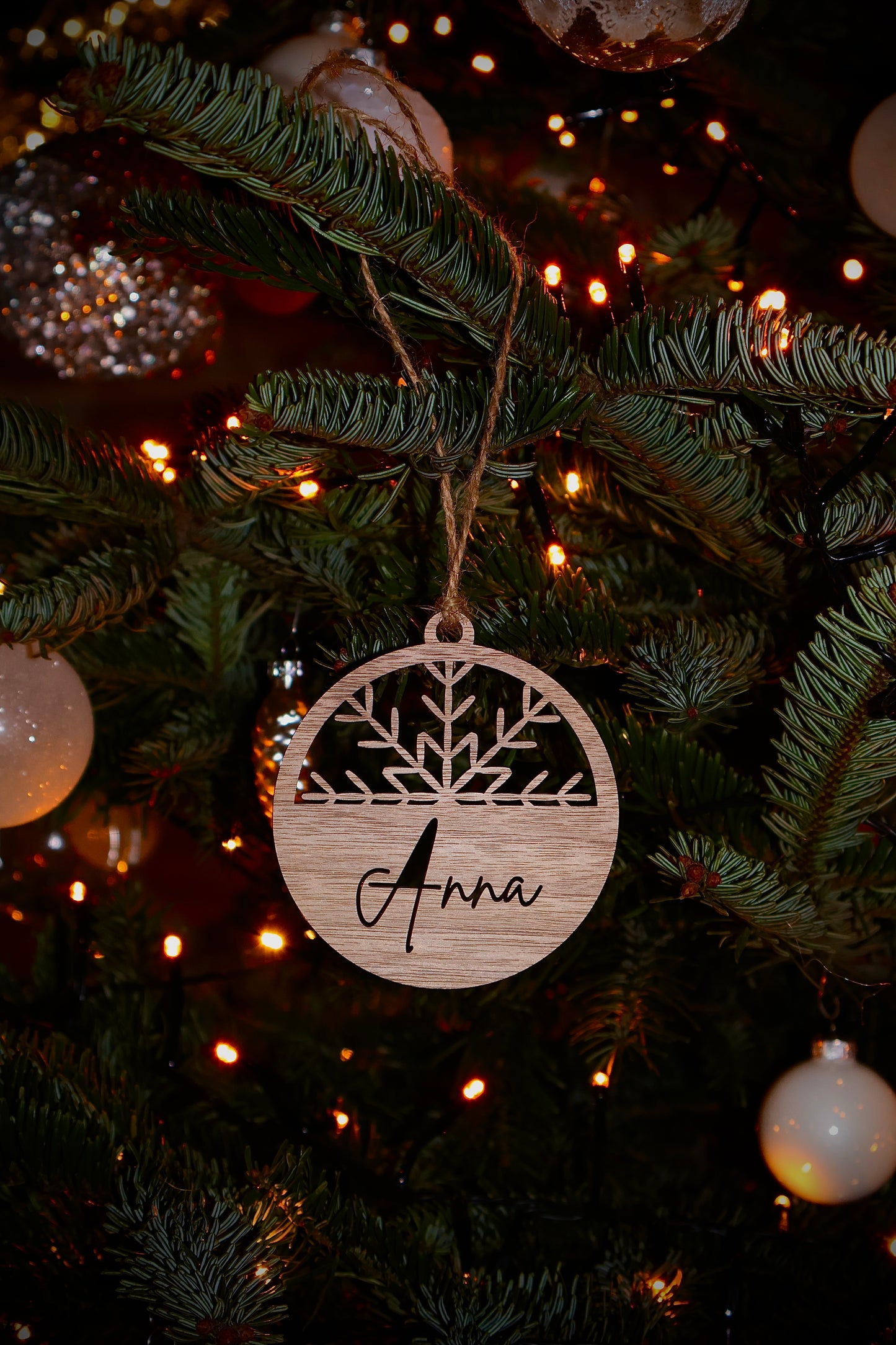 Personalisierbarer Baumschmuck aus Nussbaum-Pappel mit Schneeflockenmotiv