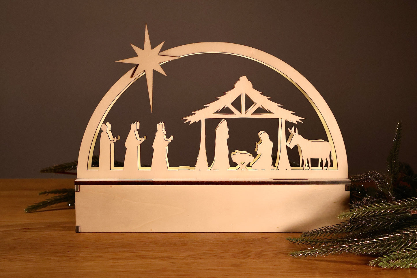 Moderne Krippe aus Pappelholz mit Lichterkette