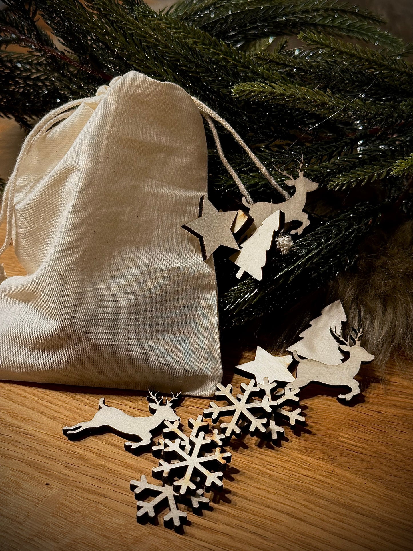 Streudeko aus hellem Pappelholz – Tannenbaum, Schneeflocke, Rentier und Stern