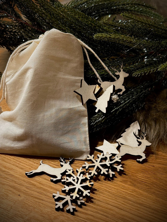 Streudeko aus hellem Pappelholz – Tannenbaum, Schneeflocke, Rentier und Stern