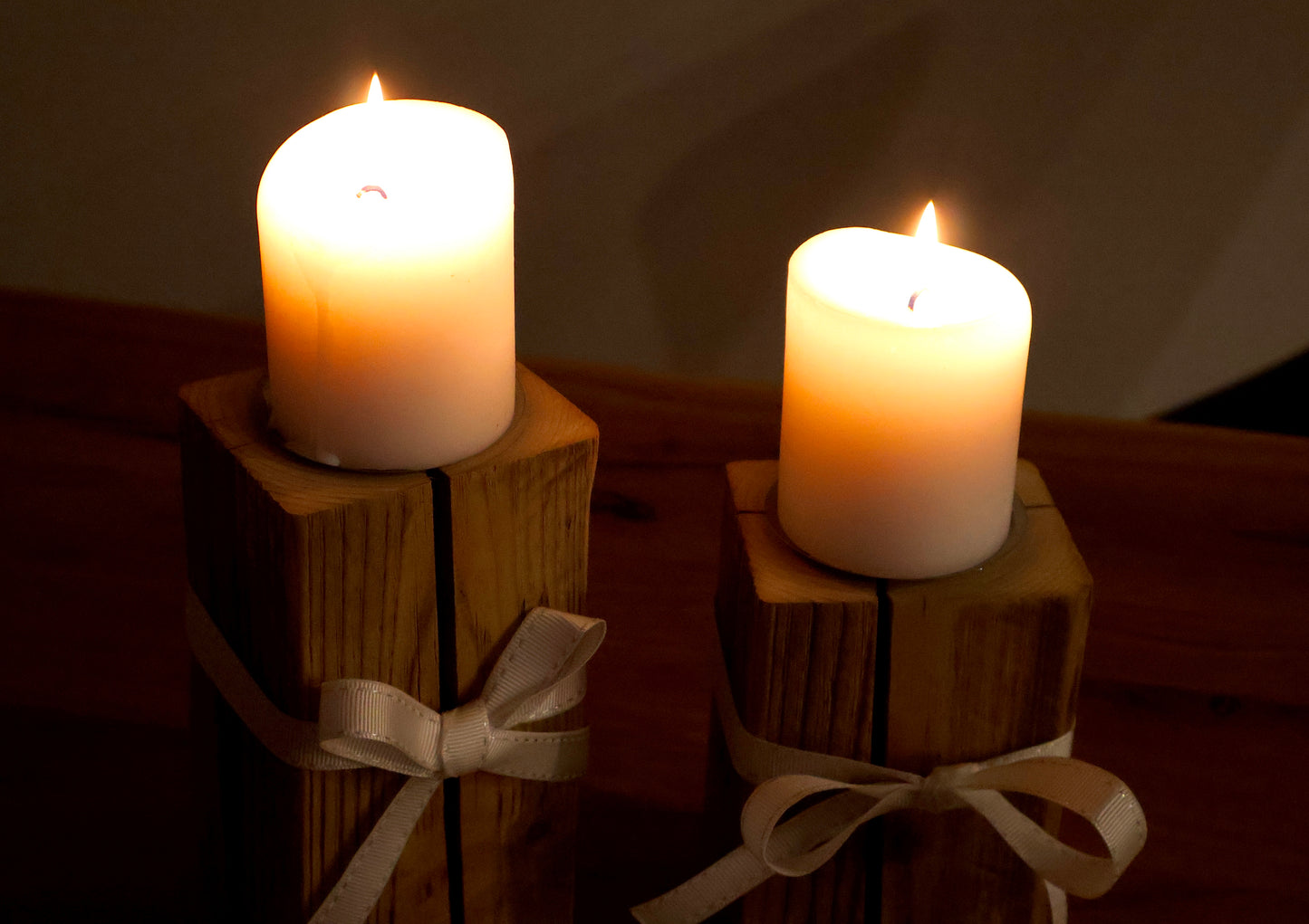 Rustikaler Kerzenhalter aus Altholz