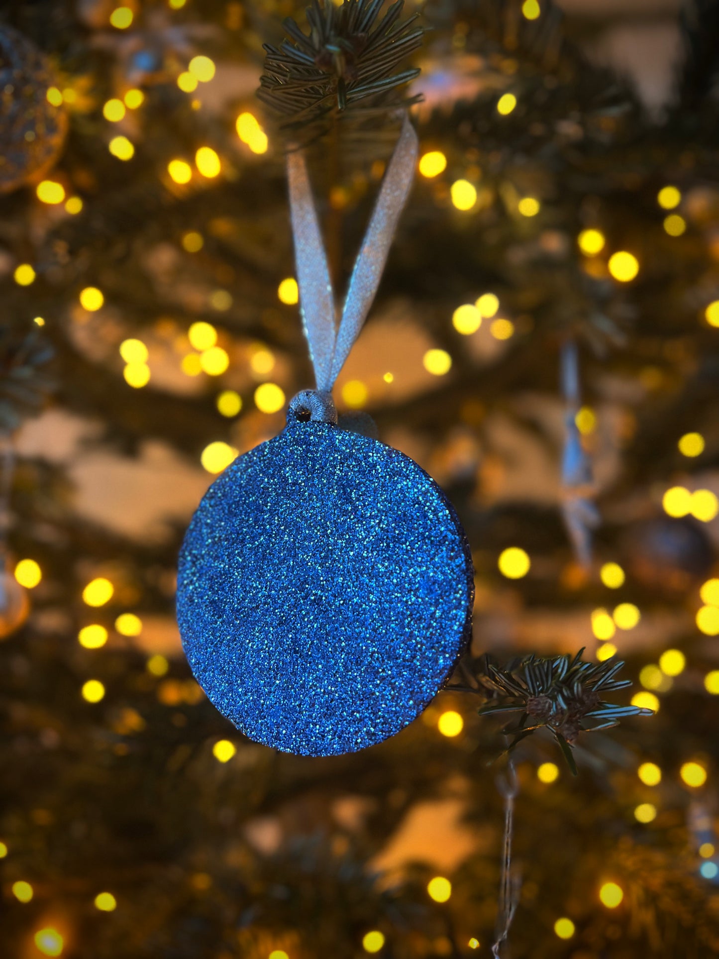Personalisierter ‘Glitzerzauber’ Holzornament-Baumschmuck – Funkelnde Weihnachtsdekoration mit Gravur