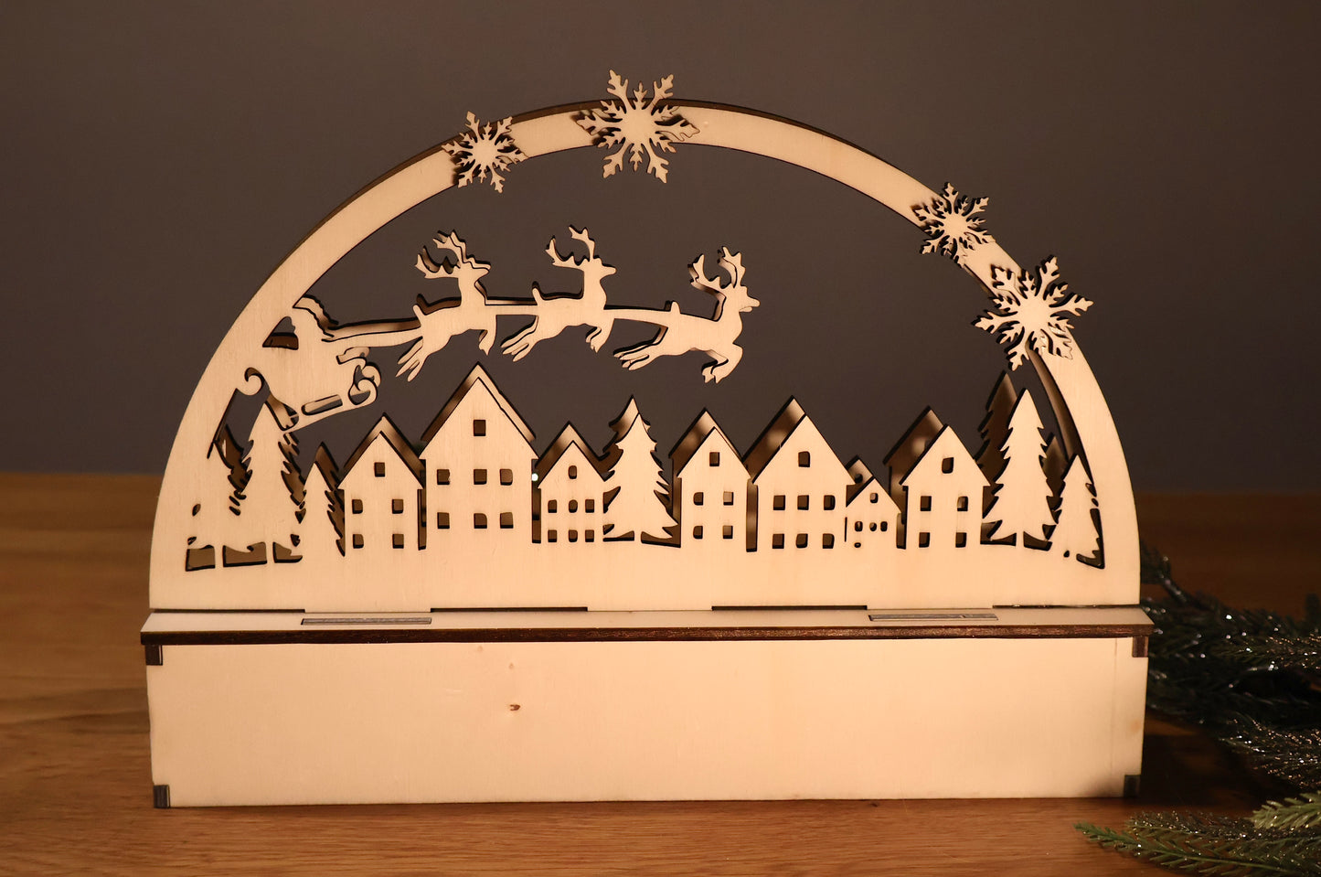 Lichterdeko-Weihnachtsstadt aus Pappelholz mit Lichterkette