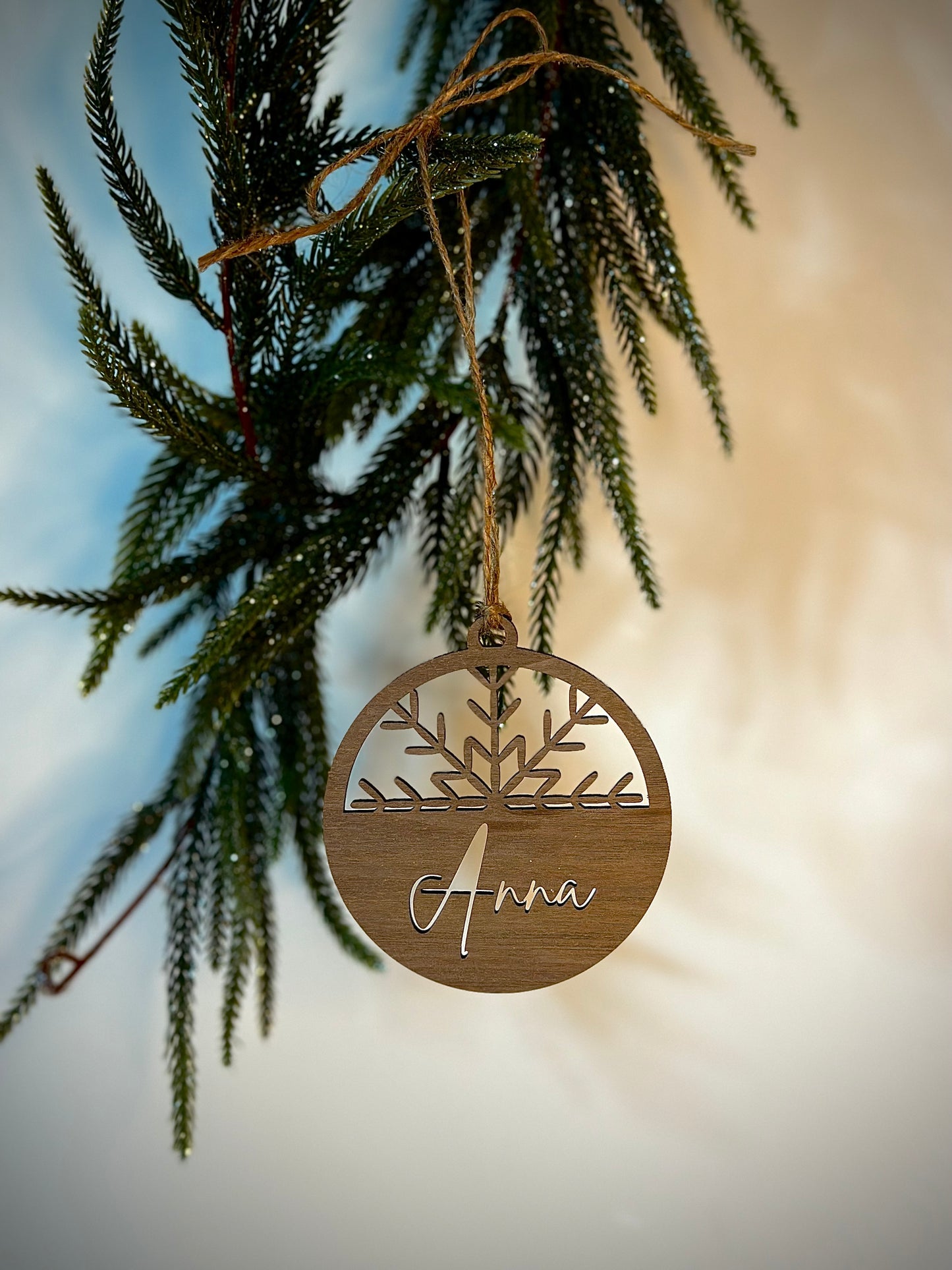 Personalisierbarer Baumschmuck aus Nussbaum-Pappel mit Schneeflockenmotiv