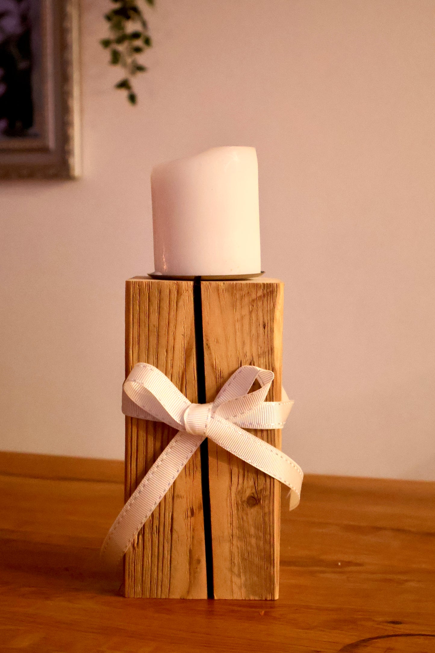 Rustikaler Kerzenhalter aus Altholz
