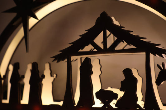 Moderne Krippe aus Pappelholz mit Lichterkette