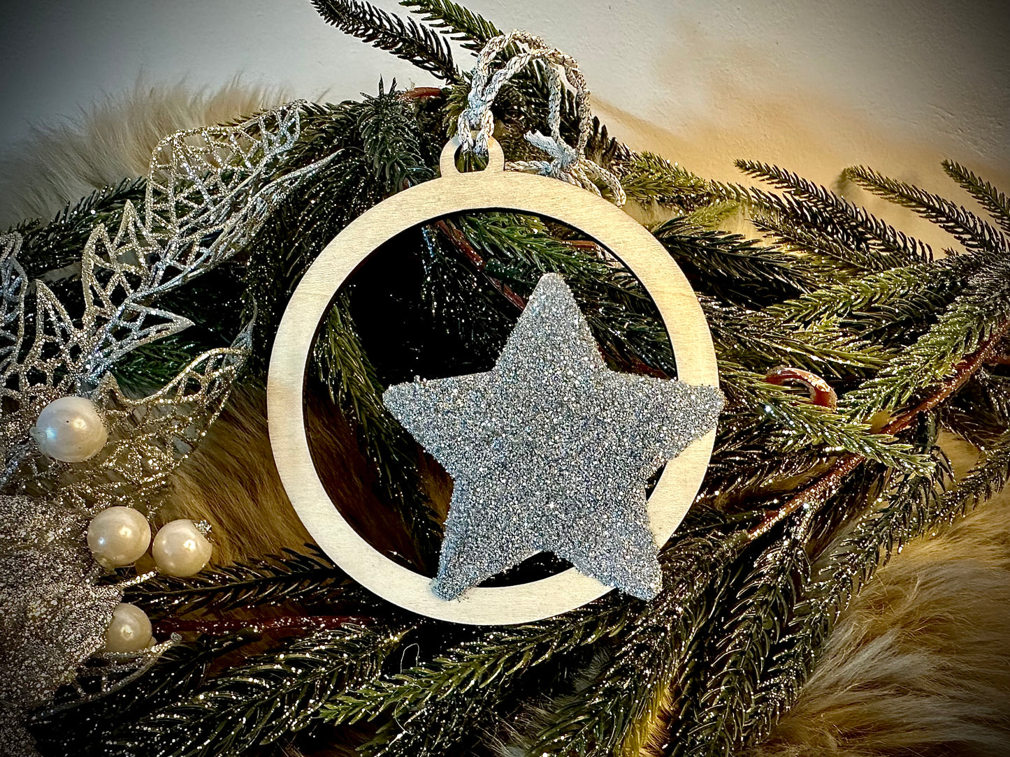 Baumschmuck aus Holz mit Glitzerstern