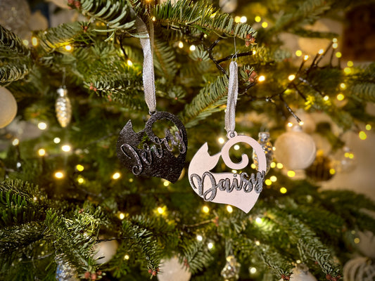 Personalisierter Katzen-Baumschmuck aus Holz – Handgefertigter Anhänger mit Namen und Herz-Ausschnitt