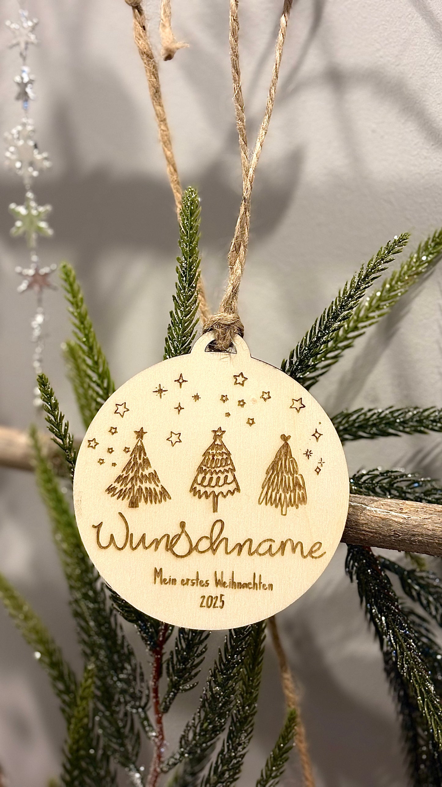 Personalisierter Weihnachtsanhänger aus Holz – „Mein erstes Weihnachten“