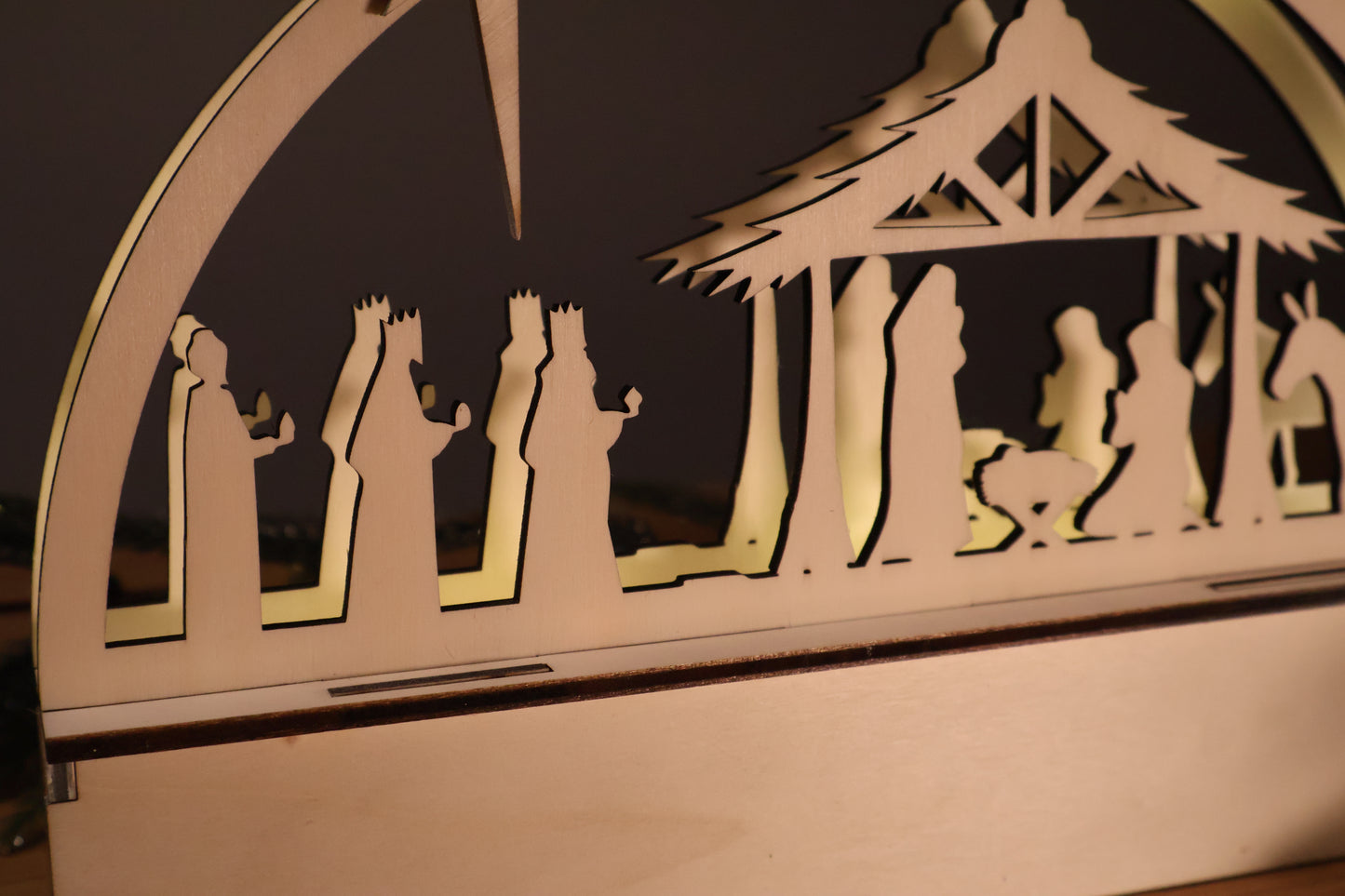 Moderne Krippe aus Pappelholz mit Lichterkette